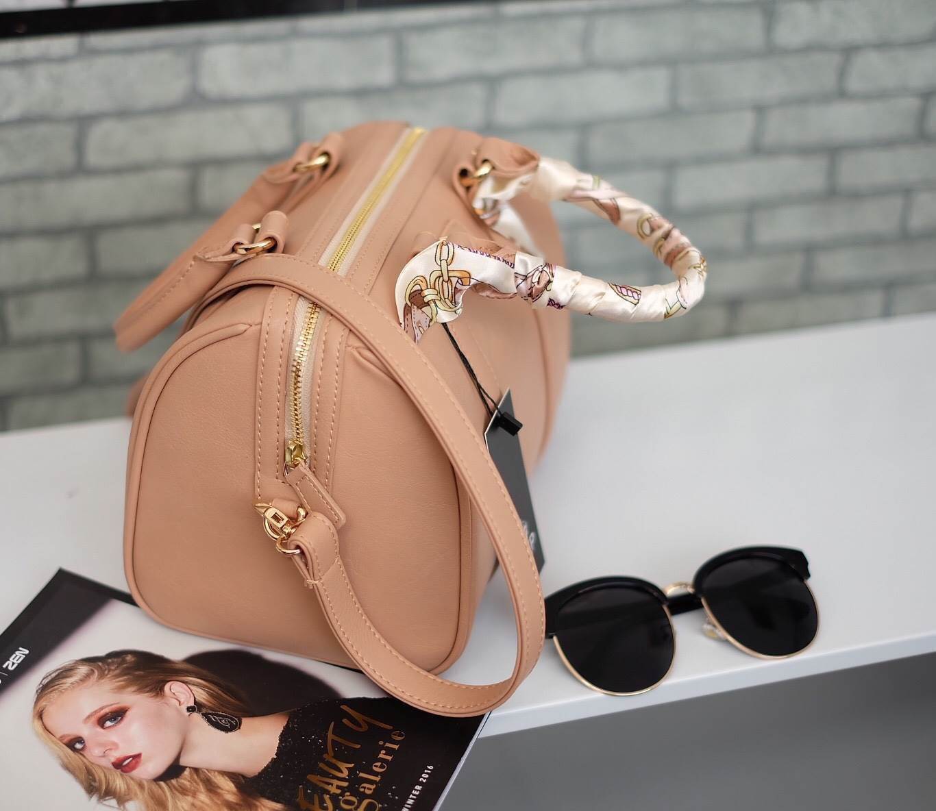 รุ่นใหม่ล่าสุด สินค้าขายดี ขนาด มินิ หนังแกะสังเคราะห์ สวยมากคะ สีเข้าใหม่ >> รุ่น KEEP sheep leather Pillow bag สวย น่ารัก ขนาดตอบทุกโจทย์การใช้งาน เห็นแล้ว #หลงรักเลยคะ ตัวกระเป๋าขนาดกำลังดี จุของคุ้ม หนังแกะ สวยมาก ดูแลรักษาง่าย ประดับด้วยผ้าพันห