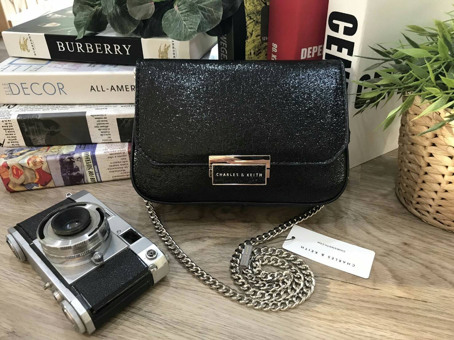 CHARLES & KEITH PUSH-LOCK CHAIN SLING BAG 2018 กระเป๋าสะพายวัสดุหนังคาเวียร์สวยอยู่ทรง ขนาดมินิกำลังดี น้ำหนักเบา เปิดปิดด้วยฝาปิดตัวล็อคปั๊มโลโก้ด้านหน้า ภายใน มีช่องซิป และช่องใส่บัตร มาพร้อมสายสะพายโซ่ยาวสามารถซ้อนสายสั้นสะพายไหล่ หรือสายยาว Crossbodyไ