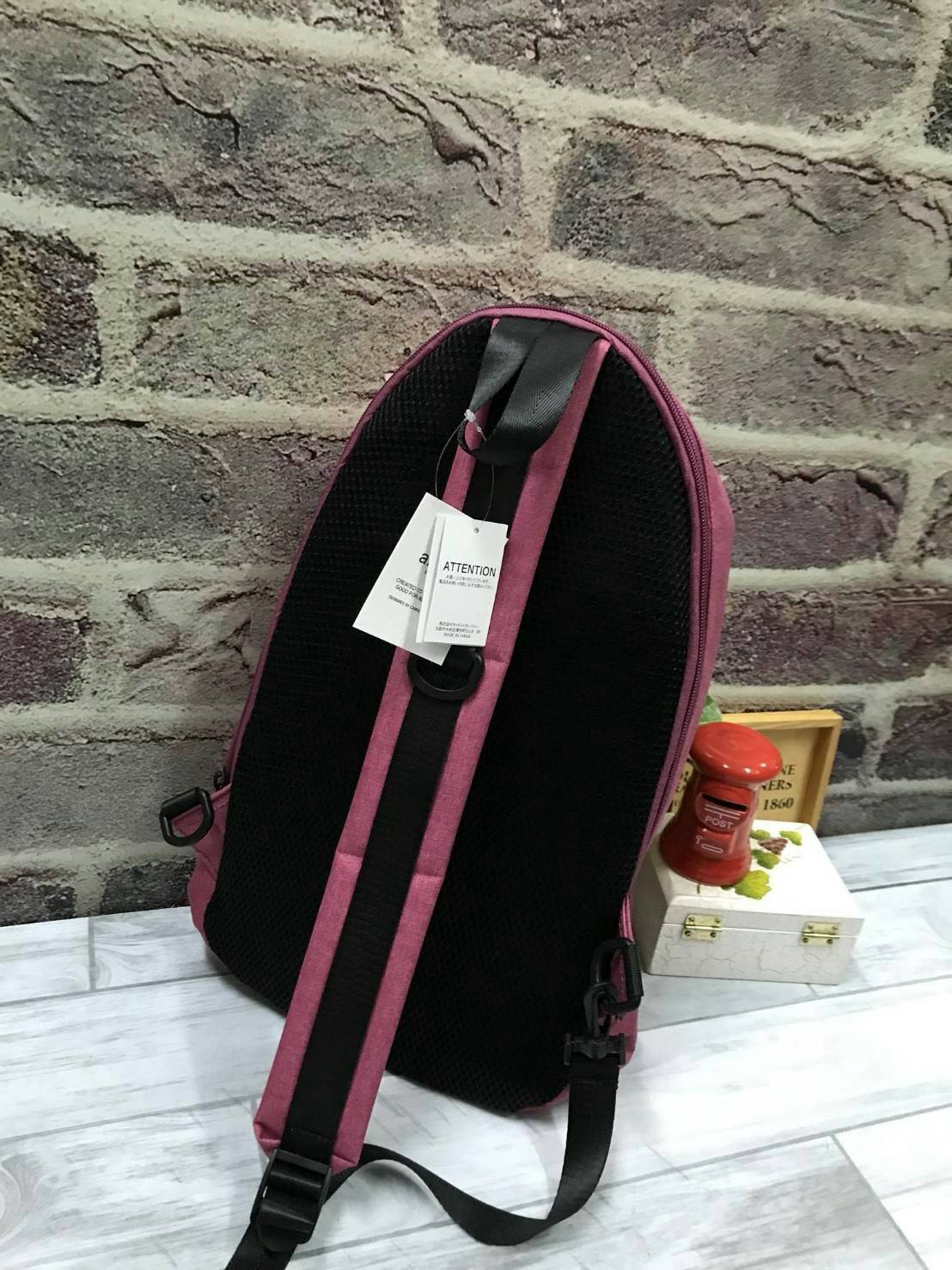 Anello Big Body Bag New arrival ! อีกหนึ่งคอลเลคชั่นของ anello ที่ออกแบบ การใช้งานที่ใช้ได้กับผู้หญิง และผู้ชาย (unisex) วัสดุ Polyester canvas ที่มีน้ำหนักเบา แบ่งช่องใช้งานหลายช่อง ด้านหน้า สกรีนโลโก้โดดเด่น สำหรับช่องใหญ่เปิดปิดด้วยซิปคู่ปั๊มโลโก้ ออกแ