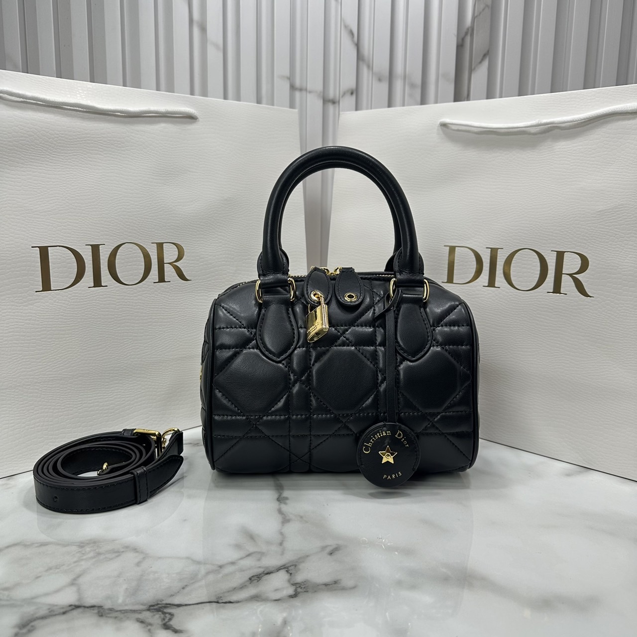 DIOR Groove 20 Bag / Dior Keepall Macrocannage Leather / Oblique Jacquard กระเป๋าสะพายทรงบอสตัน Keepall ทันสมัยและสง่างาม ใช้งานได้ทั้งแบบสะพายไหล่หรือสะพายแบบครอสบอดี้ เหมาะเป็นไอเทมคู่ใจในชีวิตประจำวัน เกรดออริ 1:1