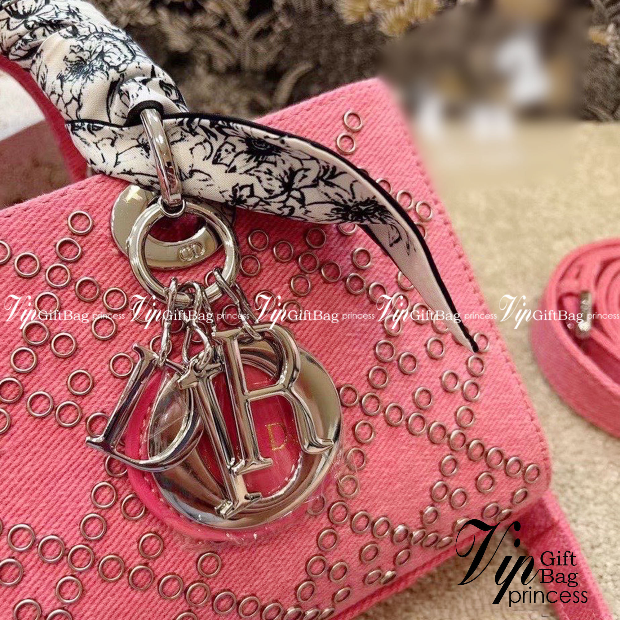 DIOR D-Joy Bag Cannage Denim / Dior Lady Bag กระเป๋าสะพายดิออร์ใบนี้คือราชนิกุลมากแม่ความเลดี้ดิออร์ที่เกินต้าน งานชนช้อปปังสุด ถือสลับแท้ไม่โป๊ะแน่นอน ราคาเบาสุด ภาพถ่ายจากงานจริง สวยเหมือนในรูป พร้อมส่งที่ไทย