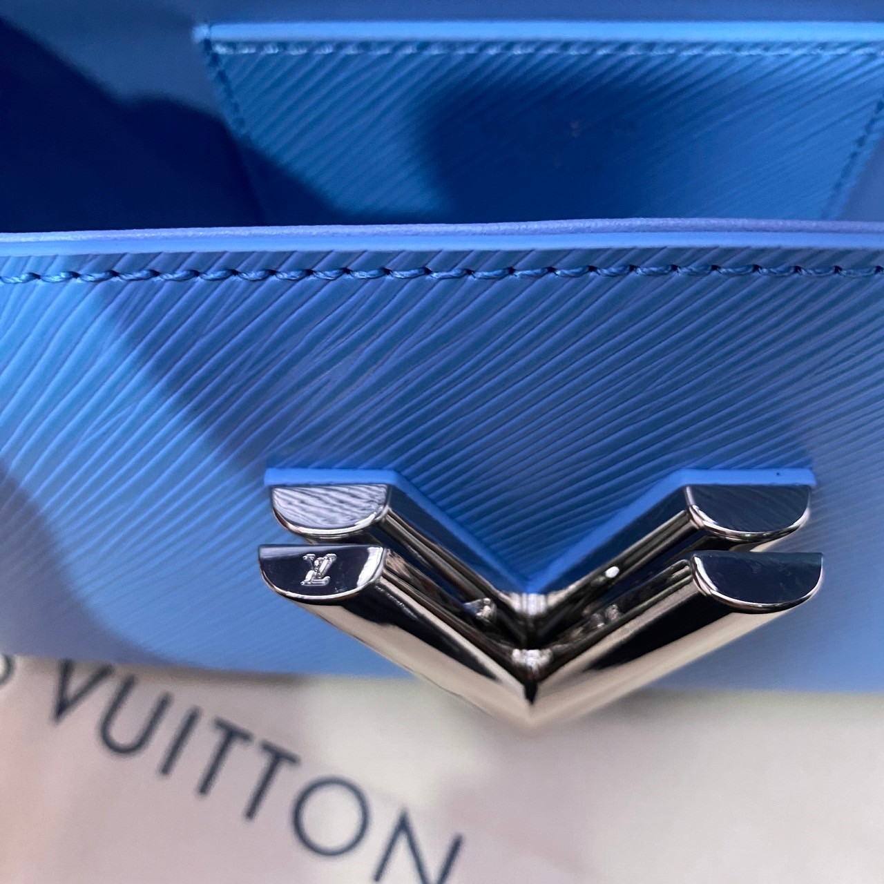 พร้อมส่ง 3 สี LV Twist Bag 24cm กระเป๋ารุ่นทวิสรูปทรงใหม่ หนัง Epi สุดไอคอนิกโลหะสีทองเงางาม เกรดออริจินอล 1:1 สลับแท้ ภาพถ่ายจากงานขายจริง ใช้งานต่างประเทศได้