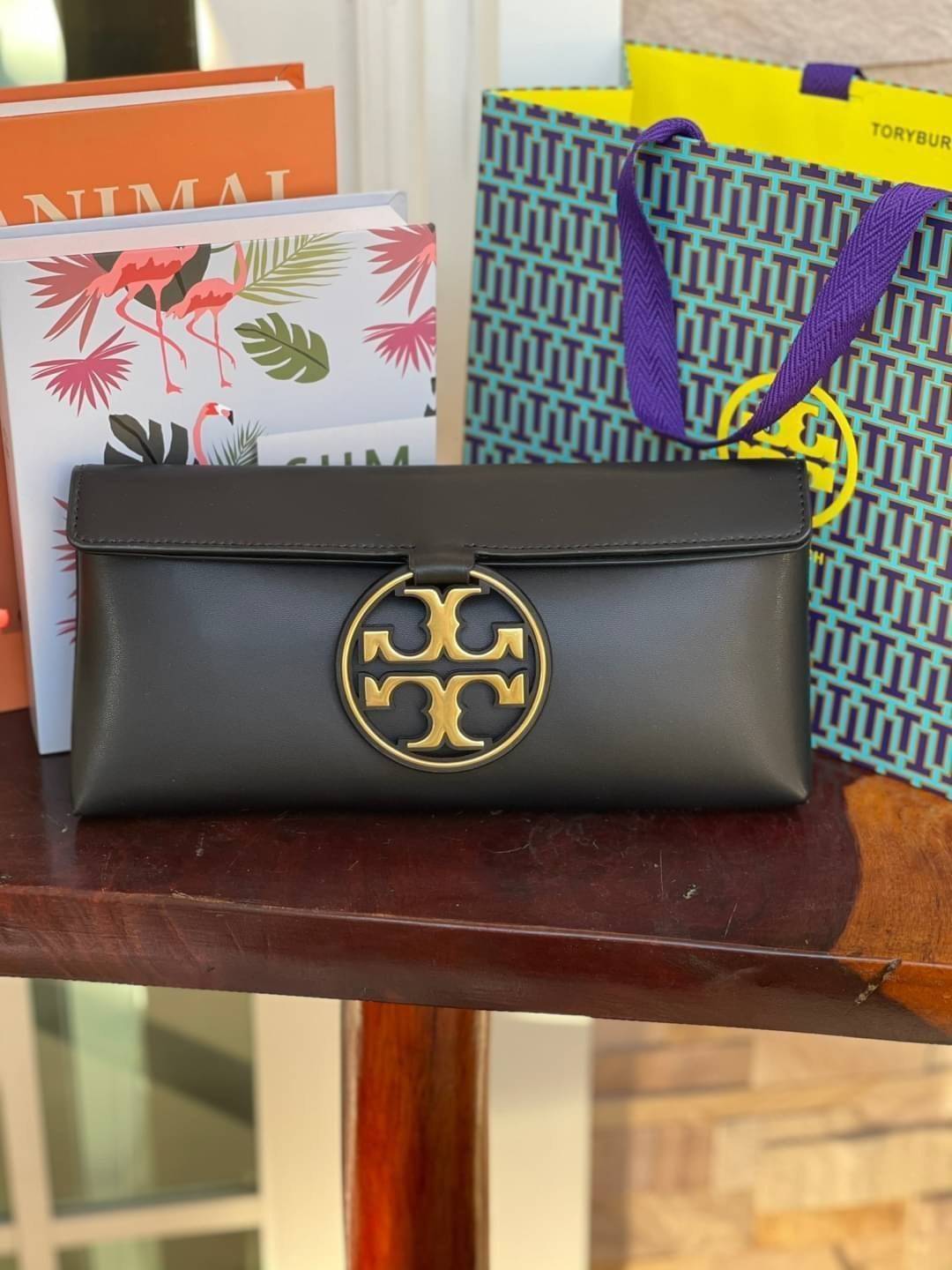 Tory burch Miller Metal clutch กระเป๋าคลัทช์ดีไซน์เรียบหรูออกแบบมาได้อย่างลงตัว ด้วยรูปทรงที่สวยงามและทันสมัย จากแบรนด์ Tory Burch ขนาดกำลังดี สามารถใส่กระเป๋าสตางค์หรือเครื่องสำอางค์ได้ตามขนาดกระเป๋า ในเรื่องของดีไซน์และอะไหล่สีทองดูแมทช์กันดีกับกระเป๋า 