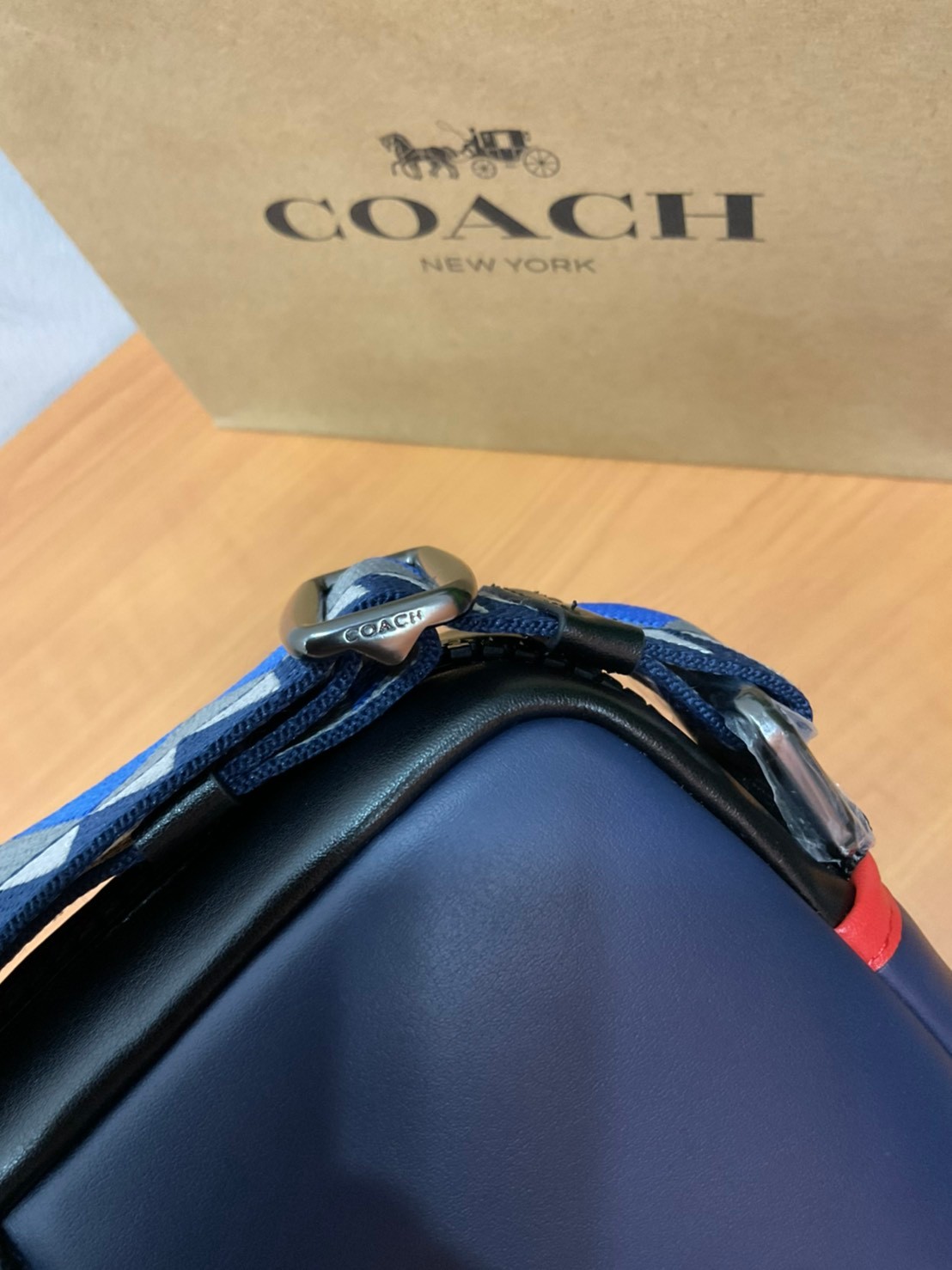 COACH NORTH/SOUTH EDGE CROSSBODY (COACH 5626) IN SIGNATURE CANVAS (COACH 6788) กระเป๋าสะพายผู้ชาย กระเป๋าสะพายรุ่นใหม่ ชนช็อป (!!)รุ่นหายาก สี COBALT MULTI วัสดุทำจาก หนังลูกวัวแท้ เนื้อเรียบ พิมพ์ลาย ขนาดกำลังดี