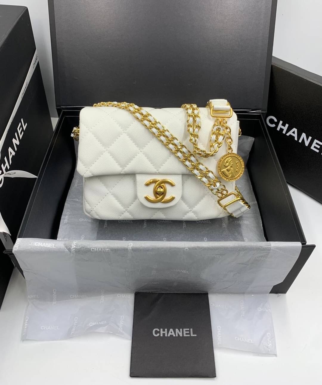 หนังแท้ VIP GIFT CHANEL Small Black Quilted Caviar Classic Flap Coin Charm Soul Chain คอลเลคชั่นใหม่ล่าสุดเลยค่ะ สายสะพายเก๋มาก ห้อย charm วงกลมสีทอง หนังคาเวียสีดำขนาด 8.5” ใส่ iPhone ได้ทุกรุ่นใส่ได้สบายๆ เลยค่ะ รุ่นใหม่เริ่ดมากจ้า