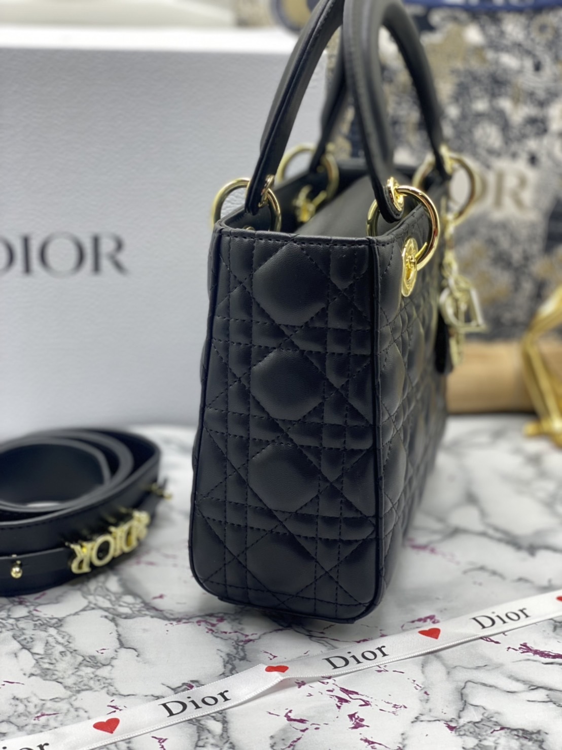 หนังแท้ DIOR LADY BAG 20cm ความสง่างามอีกหนึ่งรุ่นของ Dior รูปทรงสีเหลียม ขนาดกระทัดรัด ตั้งอยู่ทรง ฐานกระเป๋าแข็งแรง มีหมุดรองฐาน ดีไซน์ที่มีเอกลักษณ์เฉพาะตัว ด้านหน้าตกแต่งด้วยตัวอักษร D.I.R ห้อยเป็นพวงกุญแจ จะถือด้วยมือหรือสะพายไหล่ก็ดูดีมากๆ ค่ะ
