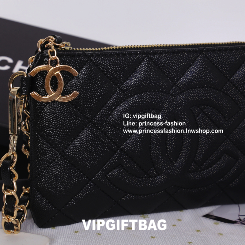 Chanel VIP Gift Coin Keychain Wallet สินค้าใหม่ สวยหรู น่าใช้ฝุดๆ กับสินค้าสมนาคุณ VIP Gift ดีเทลสวยโดดเด่น วัสดุหนังลายคาร์เวีย แต่งลายตารางรอบใบ เปิดปิดด้วยซิป หัวซิปอะไหล่โลโก้แบรนด์ มาพร้อมสายคล้องมือโซ่ร้อยหนัง รุ่นนี้ขนาดกำลังดี พกพาสะดวกมาก สามารถใ