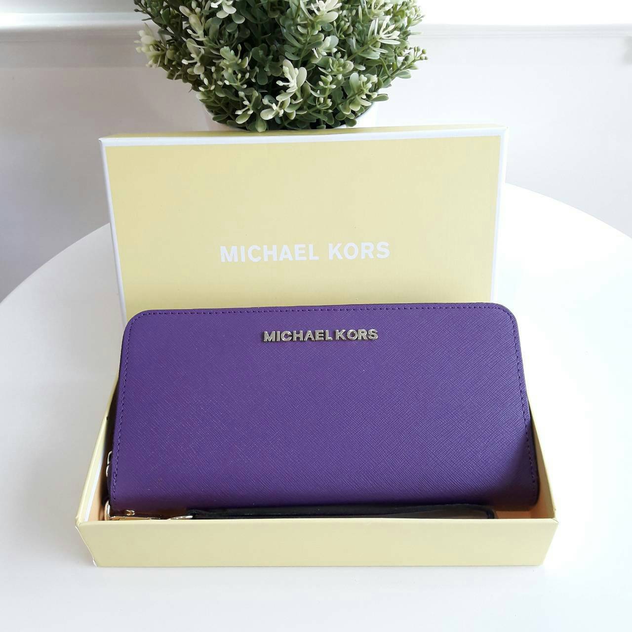Michael kors saffiano long wallet กระเป๋าสตางค์ใบยาวแบบซิปรอบ วัสดุหนังลาย Saffiano สวยหรูมากๆ ด้านหน้าประดับ logo brand ซิปปั๊มแบรนด์ ภายในช่องใส่บัตร, ธนบัตร และช่องใส่เหรียญ ใส่ iPhone+ ได้ค่ะ มาพร้อมสายคล้องข้อมืออีก 1 เส้น ใบนี้คุ้มเกินราคา รับประกัน
