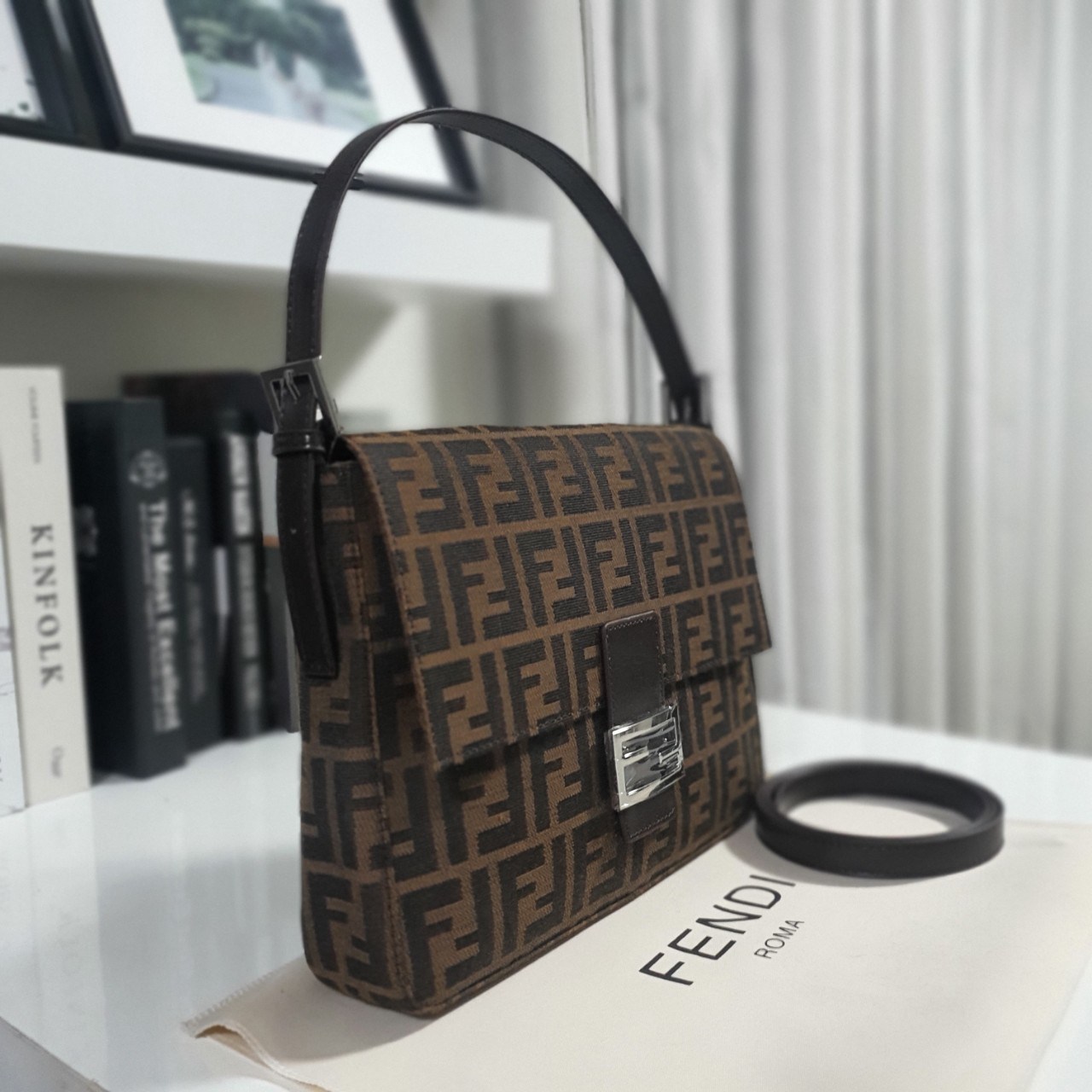 FENDI MAMMA BAGUETTE ZUCCA BROWN FABRIC BAG (GWP) พรีเมี่ยมกิ๊ฟ Limited Edition จาก FENDI วัสดุ CANVAS พิมพ์ลายแบรนด์ เปิดปิดด้วยฝาปิดกระดุมแม่เหล็ก ภายในมีช่องซิป ใส่ของแยกอีกช่อง สามารถใส่กระเป๋าสตางค์ยาว iphone เงิน ของจุกจิกได้ มาพร้อมสายสะพาย2แบบ ถอด