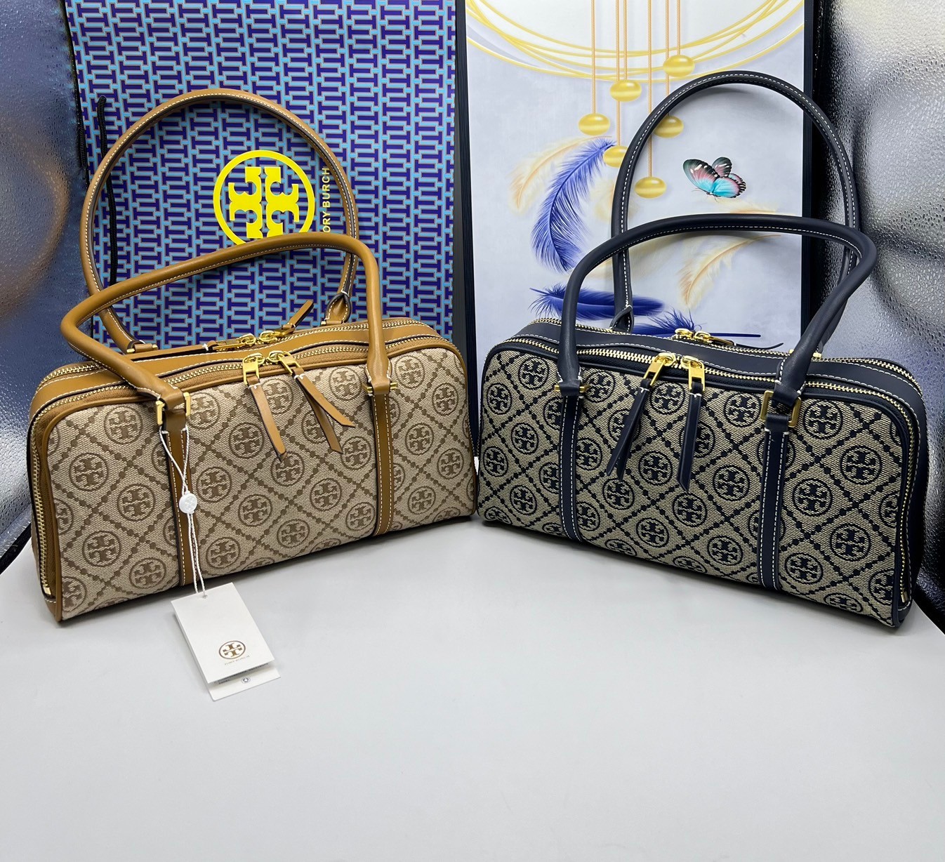 TORY BURCH Small T Monogram Marshmallow Satchel / Tory Burch tote handbag พร้อมส่ง 2 สี ใหม่ล่าสุด กระเป๋าสะพายไหล่ดีไซน์สุดทันสมัย ตัดเย็บสวยงาม ผ้า jacquard ตัดหนัง เปิด-ปิดแบบซิป มีช่องแบ่ง 2 ช่อง มีซิปลับด้านใน ใส่ของได้เยอะมากๆ ค่ะ