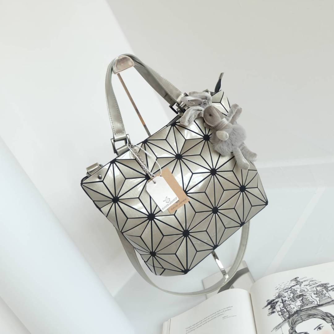 David Jones กระเป๋าสะพายข้างดีไซน์เกร๋มาก สีสวยหรูมาก ขนาดกะลังดีเลย น้ำหนังเบามากคะ สีใหม่ Bright gold