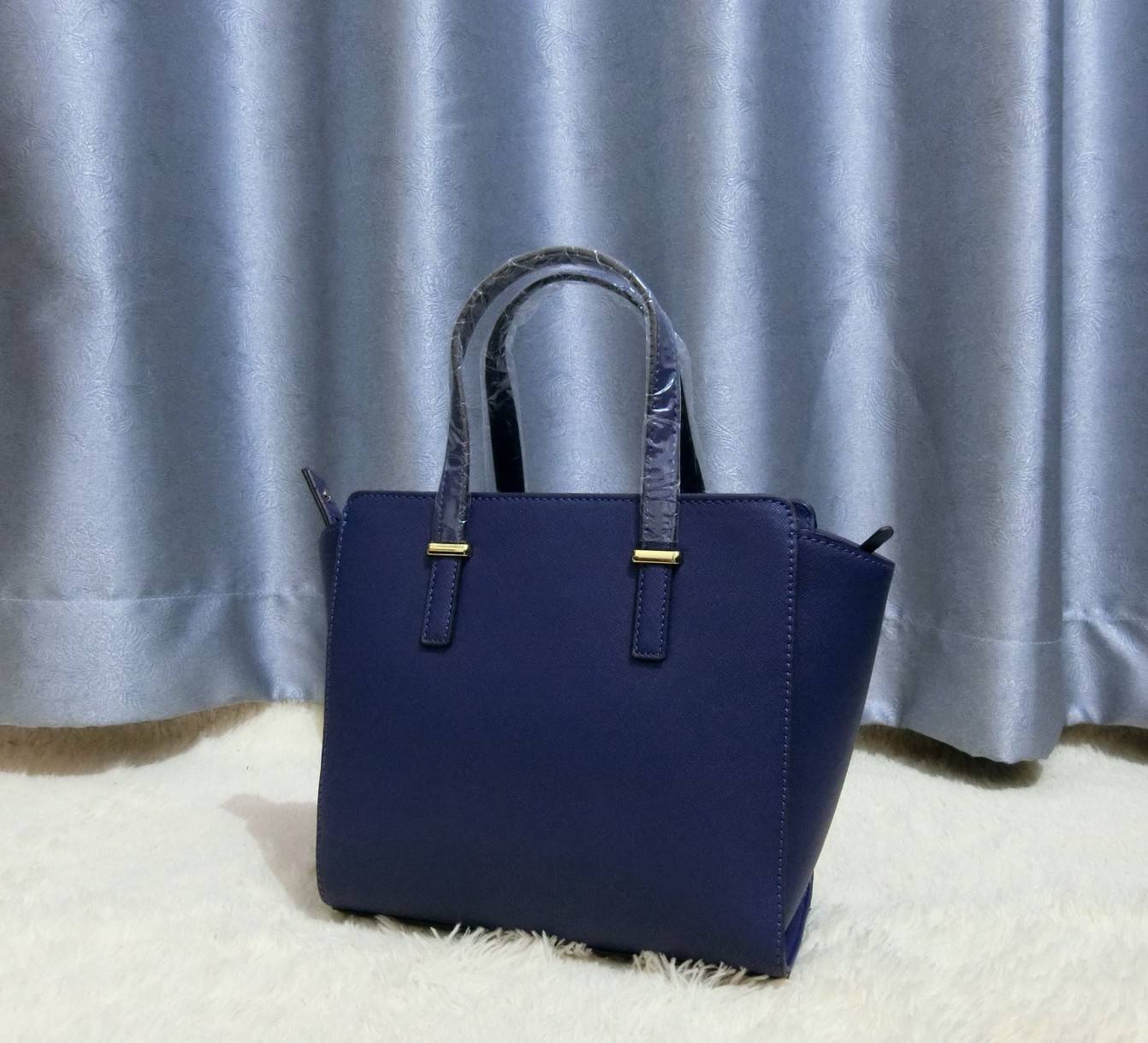 KATE SPADE NEW YORK CEDAR STREET HAYDEN BAG กระเป๋าถือหรือสะพายหนัง Saffiano สวยหรูอยู่ทรงสไตล์ PRADA ด้านหน้าประดับโลโก้สีทองสวยไฮโซ ภายในมีช่องซิปและช่องเล็ก ซับในอย่างดีสกรีนลาย Kate Spade กว้างและจุ ใส่ ipad mini กระเป๋าสตางค์ ของใช้ได้เยอะ มีหมุดรองฐ