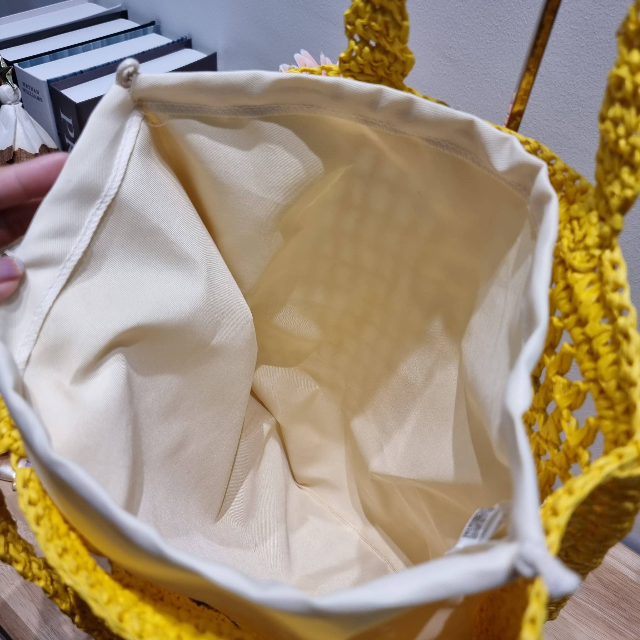 PRADA RAFFIA TOTE BAG สวยไม่ซ้ำใคร สไตล์บีช เหมาะมากกับการสะพายไปเที่ยวทะเล หรือจะใช้ในวันสบายๆก็ตอบโจทย์ กับกระเป๋าสะพายสานใบใหญ่ ตัวกระเป๋าเป็นวัสดุสังเคราห์จากธรรมชาติ