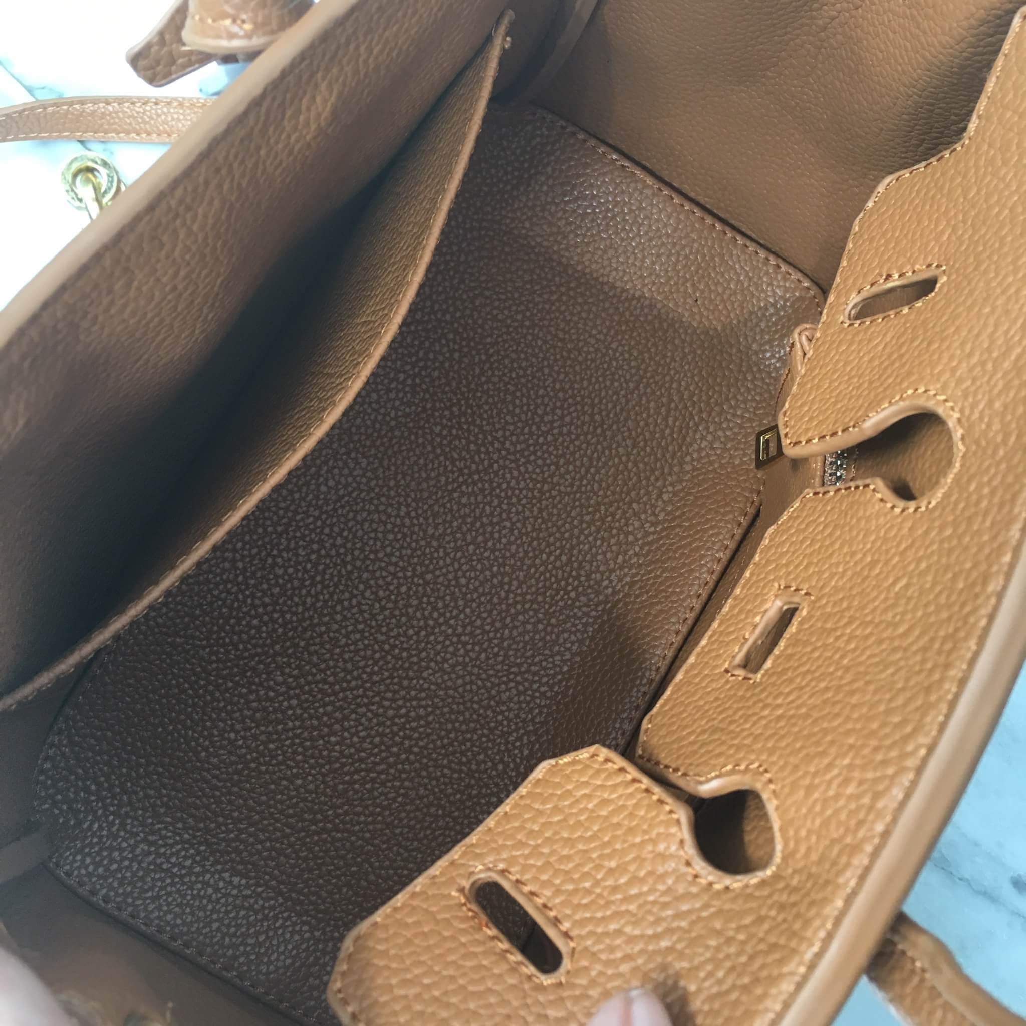 งานแท้ชนช้อป New arrival! ขนาด 10 นิ้ว จากแบรนด์ Berke กระเป๋าทรงสุดฮิต ตัวกระเป๋าหนัง Pu ดูแลรักษาง่าย ลายหนังสวยหรูมากๆคะ น้ำหนักเบา ตัวกระเป๋า ปรับได้ 2 ทรง ทรงรัดสายคาด กับ ถอดออกได้ ภายในบุด้วยหนัง PU เนื้อดี มีช่องใส่ของจุกจิกได้ ใบจริงสวยมาก