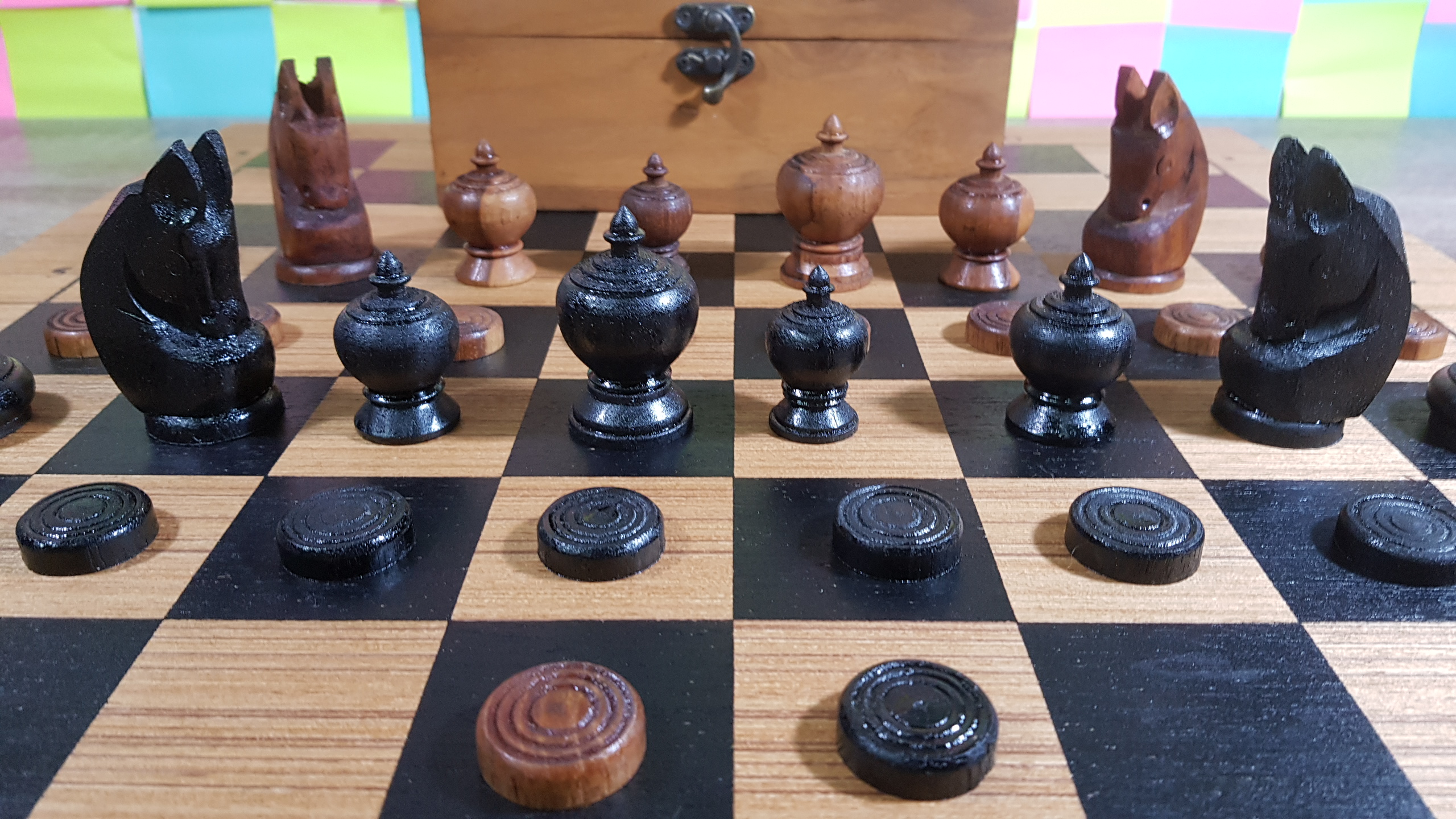 ชุดกระดานไม้ขนาดใหญ่มีตัวอักษรและตัวหมากรุกไทยไม้สักพร้อมกล่องเก็บ