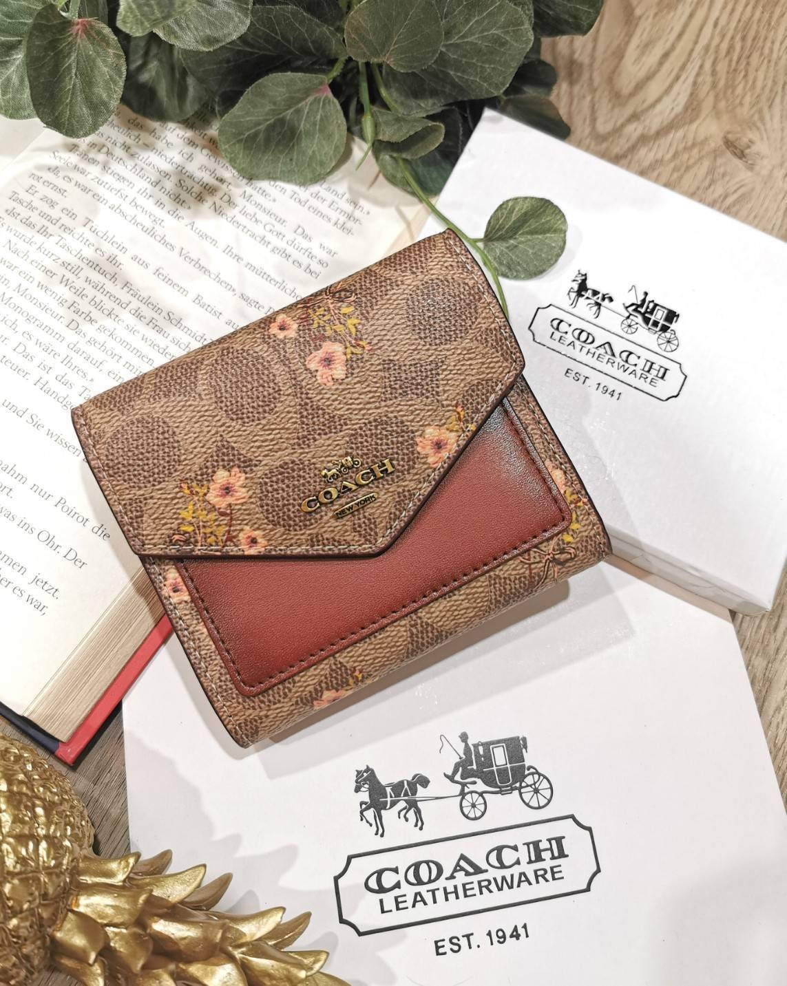 COACH FACTORY SHORT WALLET กระเป๋าสตางค์รุ่นใหม่ล่าสุดจาก Coach Factory Outlet ขนาดกำลังดี พกพาสะดวก ดีไซน์สวยน่าใช้ วัสดุหนังแท้เปิดปิดด้วยฝาปิด Envelop กระดุมด้านหน้ามีโลโก้แบรนด์ด้านหลังมีช่องซิปใส่เหรียญ หัวซิปแบรนด์ ภายในมีช่องใส่ธนบัตรใส่แบงก์พันได้