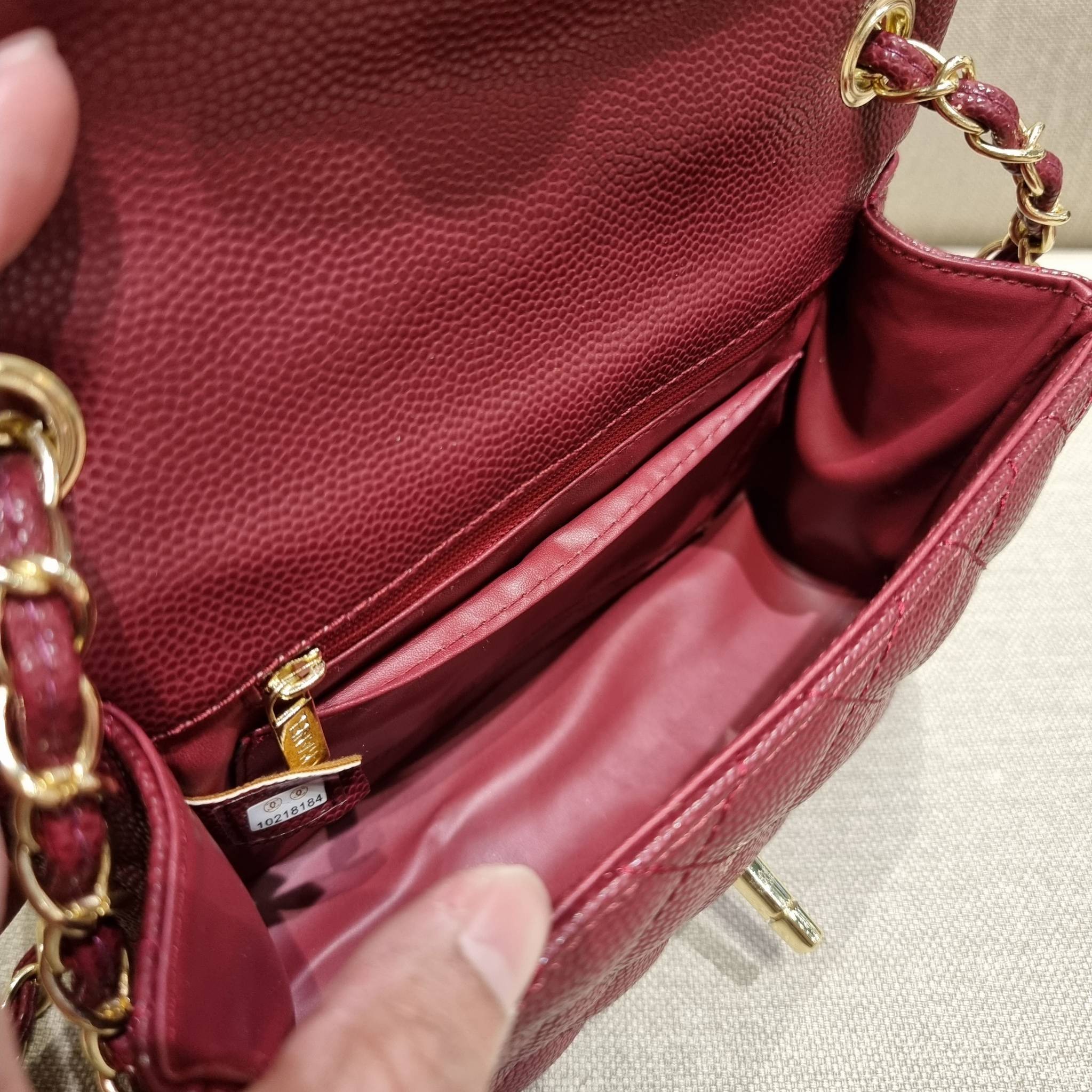 VIP 】3สี คัมแบคทูสต็อค!! จัดมาแน่นๆ พร้อมสีรับความเฮง!! พรีเมี่ยมจากแบรนด์ Chanel vip สุดพิเศษจากเคาน์เตอร์ กระเป๋าสะพาย หนังสังเคราะห์ลายคาร์เวีย หรูหราทั้งอะไหล่เงินและอะไหล่ทอง สะพายแล้วขับผิวมากๆใบนี้ เปิด-ปิดกระเป๋าด้วยตัวบิดล็อค ภายในกระเป๋าบุหนังสี