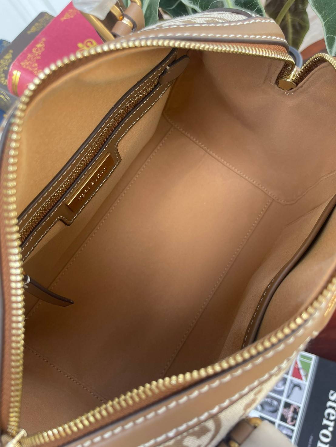 Large: Tory burch T Monograme Jacquaed Duffle เป็นทรงกระเป๋าที่มีความฮอตฮิตตลอดกาล ด้วยรูปทรงคลาสสิคและเหมาะใช้งานเข้ากับทุกสถานการณ์ ไม่ว่าจะเป็นกระเป๋าสะพายไหล่ เพิ่มความคล่องตัวและเข้าได้กับทุกลุค ไม่ว่าจะเป็นวันสบายๆ หรือวันที่ต้องออกไปทำกิจกรรมลุยๆ ห