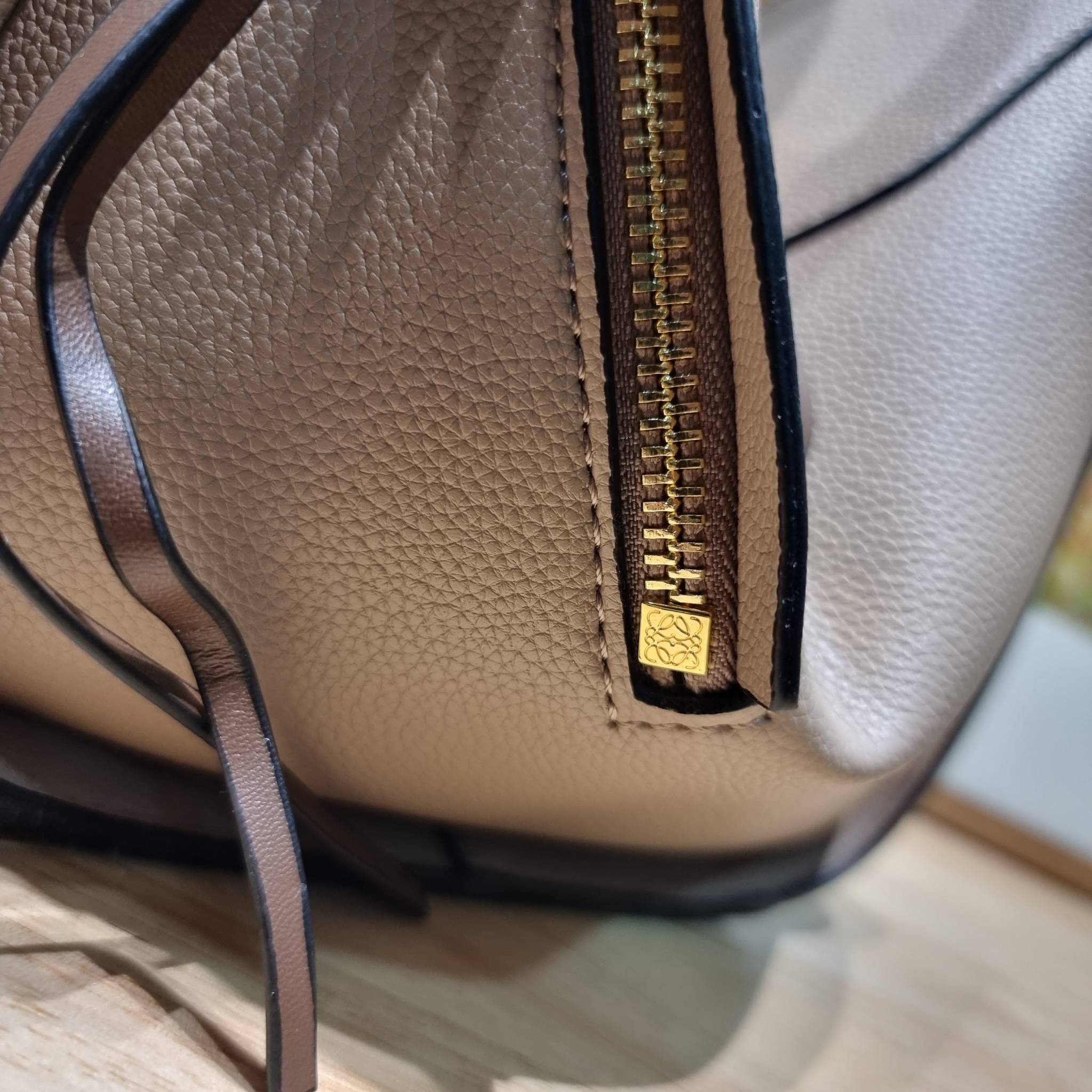 LOEWE SMALL HAMMOCK IN SAND GRAINED LEATHER คอลสุดฮิต ไอเท็มยอดนิยม ที่ใครๆก็ใช้กัน!! กระเป๋าสะพายดีไซน์สุดแซ่บ ที่สามารถปรับเปลี่ยนรูปทรงได้หลากหลาย