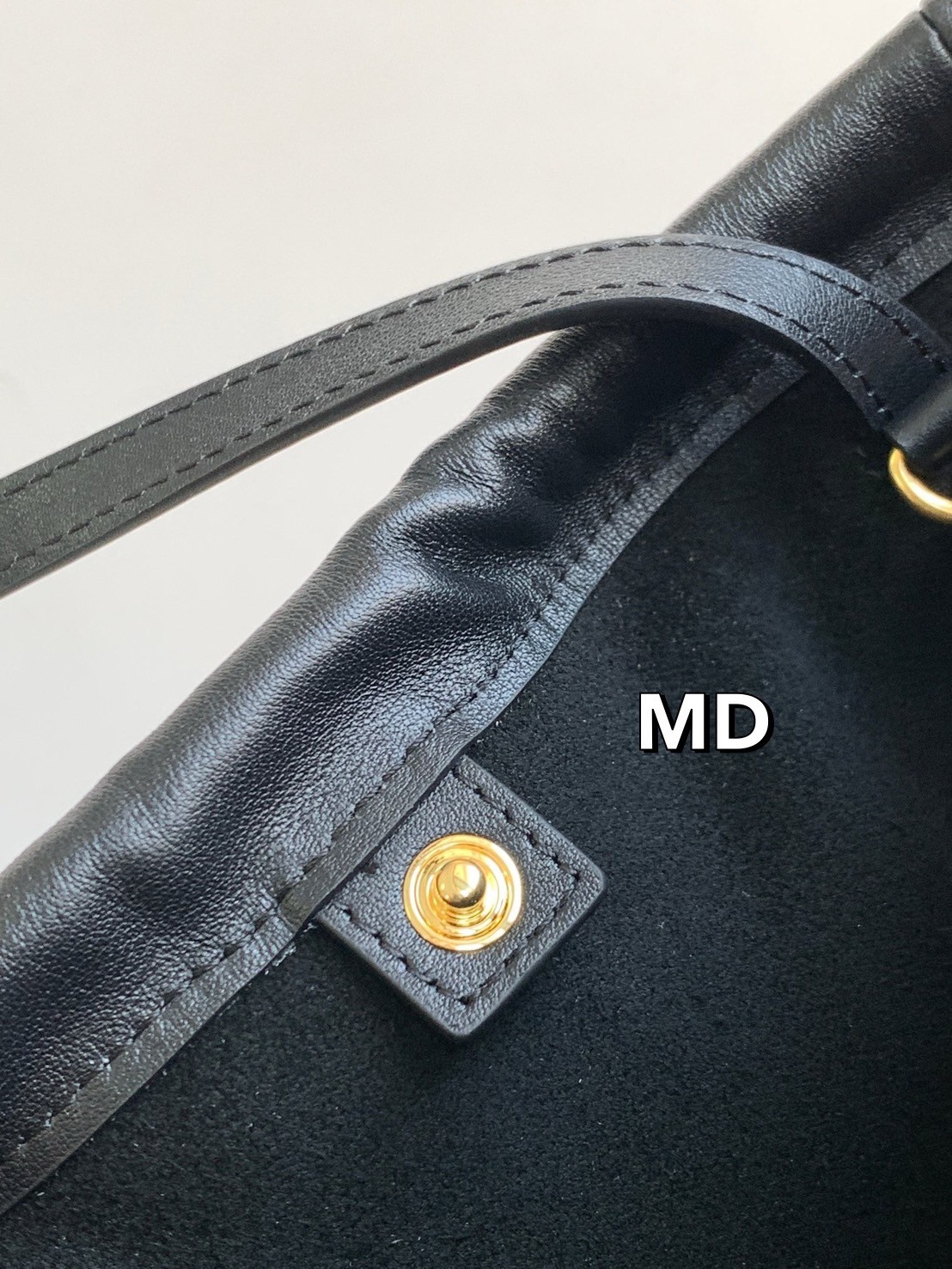 CELINE Small Cabas Drawstring Cuir Triomphe / CELINE TOTE BAG กระเป๋าทรงโท้ทน่ารักน่าใช้ ตัวกระเป๋าหนังนุ่มมาก ปากกระเป๋าเป็นหูรูดดึงปรับทรงได้สองแบบสองสไตล์