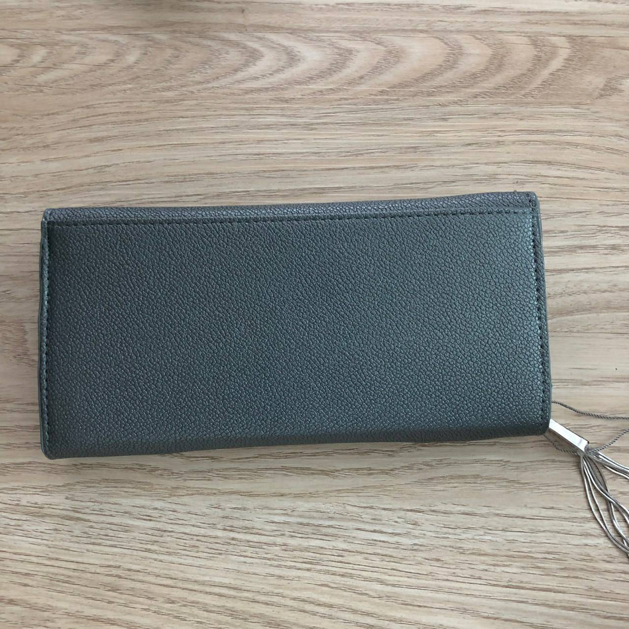 Charles & Keith Basic Long Wallet กระเป๋าสตางค์ใบยาว ตกแต่งด้วยพู่ เปิด – ปิดกระเป๋าด้วยเเม่เหล็กแบบซ่อน ภายในมีช่องใส่บัตร ช่องซิปใส่เหรียญ และช่องใส่ธนบัตร ใส่ iPhone Plus ได้ค่ะ ด้านหลังมีช่อง 1 ช่อง