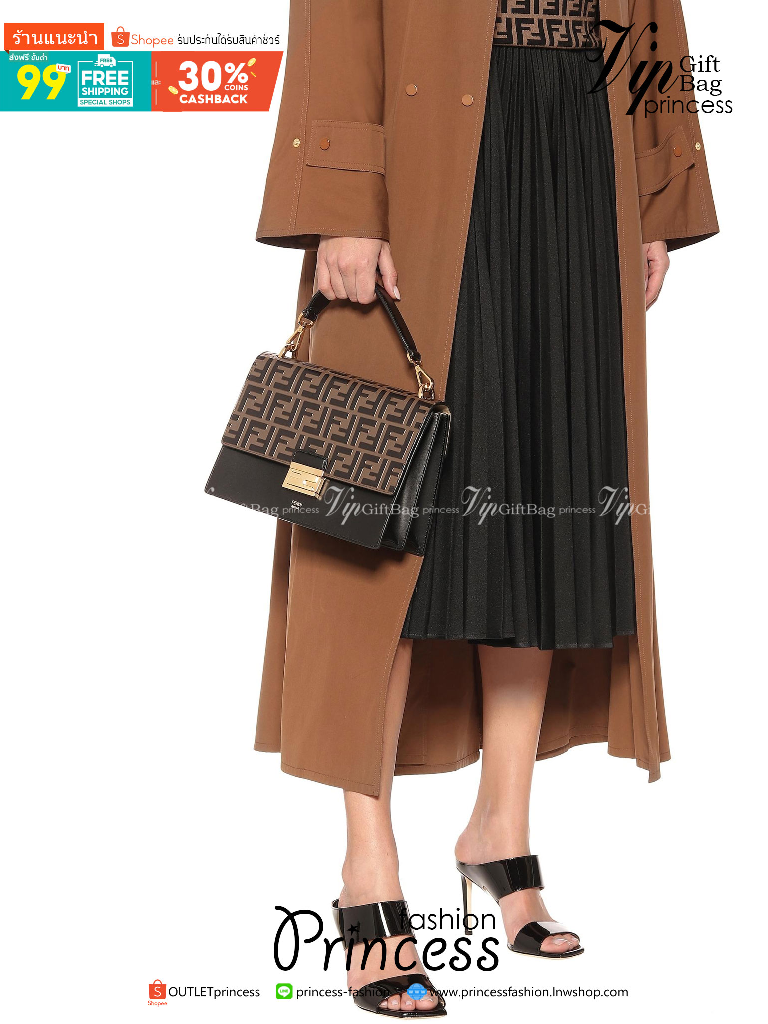 FENDI KAN leather bag เกรดออริจินอล ด้วยสีและลวดลายคลาสสิกตามแบบแบรนด์ เข้าได้กับสาวๆ ทุกสไตล์ บ่งบอกความเป็น FF ได้อย่างสมบูรณ์แบบ โทนสีแมตช์กับเสื้อผ้าได้ง่าย เสริมลุคสาวมั่นก็ลงตัว หรือเปลี่ยนมาติดสายสะพายยาวเพื่อสะพายคาดลำตัวก็ได้ความชิลและคล่องตัวไปอ