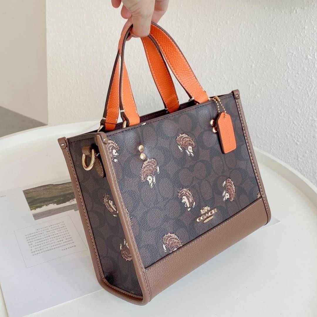 COACH DEMPSEY TOTE IN SIGNATURE CANVAS WITH HEDGEHOG PRINT 🦔 ((CC769)) เม่นเต้นรำ สวย น่ารัก มากๆค่ะ ใหม่กันต่อ ไปสวยกันให้สุดค่ะ! กับกระเป๋าทรงTOTE รุ่นใหม่ล่าสุด 🌟จุดเด่นของรุ่นนี้คือปริ้นท์ลายเม่นเต้นรำทั้งใบ น่ารักน่าเอ็นดูมากๆค่ะ เปิด
