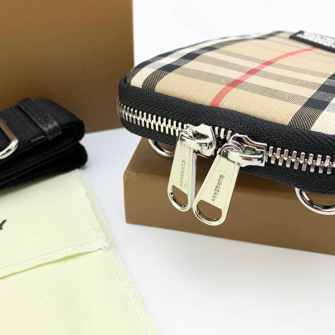 พรีเมี่ยมกิ๊ฟแท้ 💯% 】BURBERRY RYAN SMARTPHONE BAG (Unisex Small Shoulder bag) กระเป๋าใส่โทรศัพท์และของจุกจิกเล็กๆ ด้านหลังมีช่องใส่บัตร งานหนังแท้