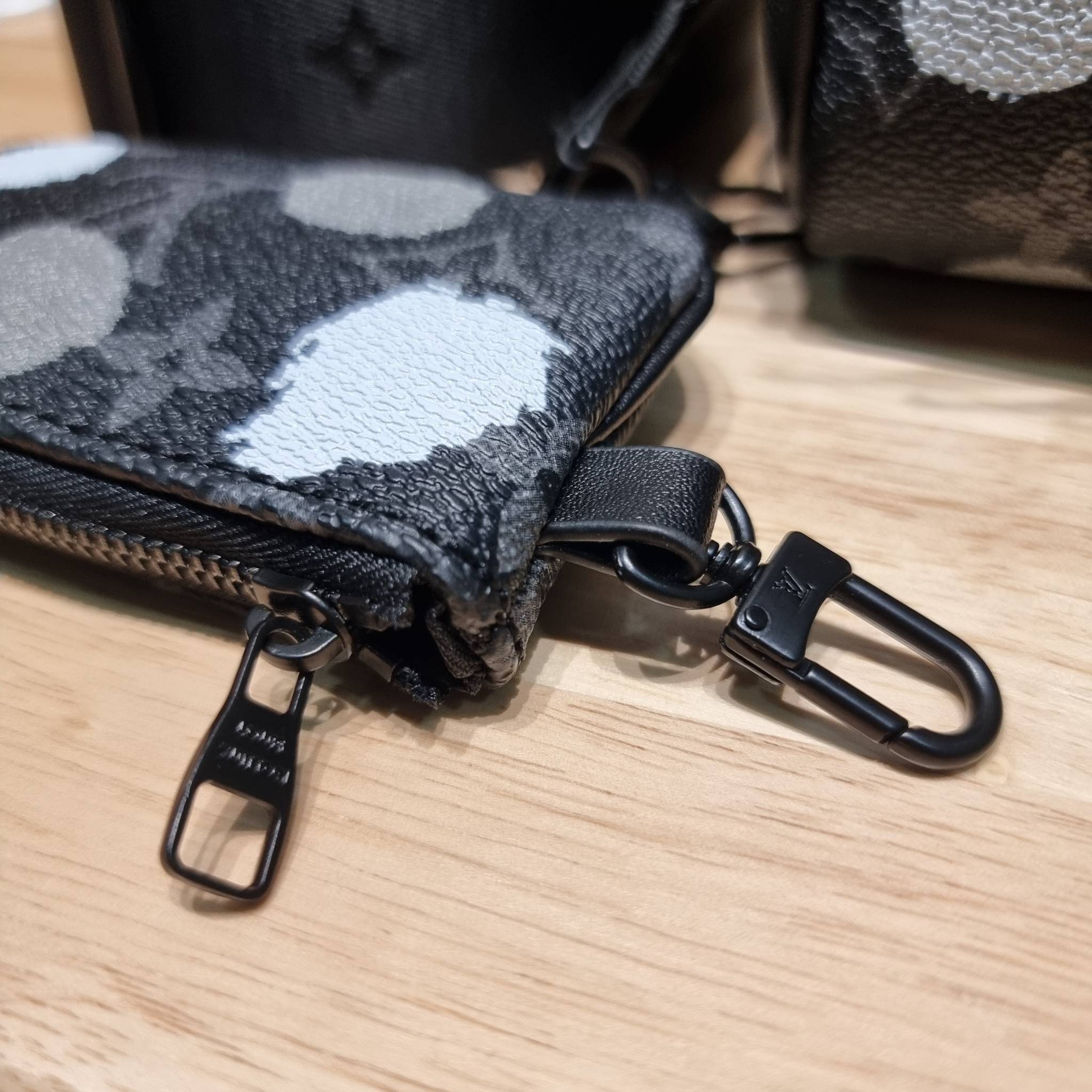 LV x YK KEEPALL BANDOULIERE 25 BAG ย่อส่วนความเท่ให้สะดวกกับชีวิตประจำวัน กับกระเป๋าสะพาย ทรงกระเป๋าเดินทางสุดคลาสสิค ด้วยดีเทลความเป็นเอกลักษณ์ เรียบแต่หรู