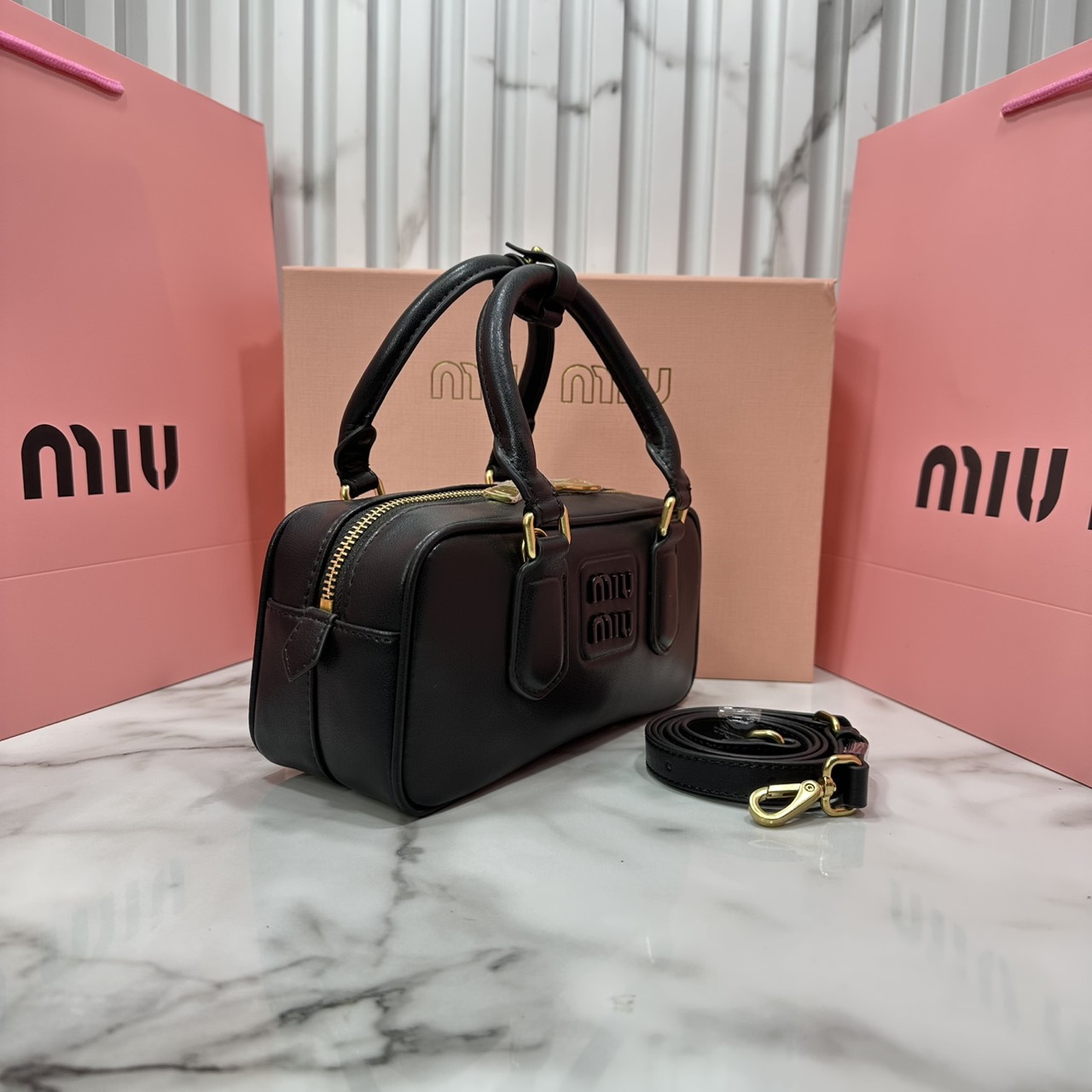ORI หนังแท้ | MIU MIU Arcadie leather mini-bag Mini 20cm กระเป๋าสะพายทรงโฮโบลุคลูกคุณหรูหรา ไซส์มินิน่ารักๆเก๋ๆ สวยดูแพง หูจับในตัวง่ายและสะดวกพกพา