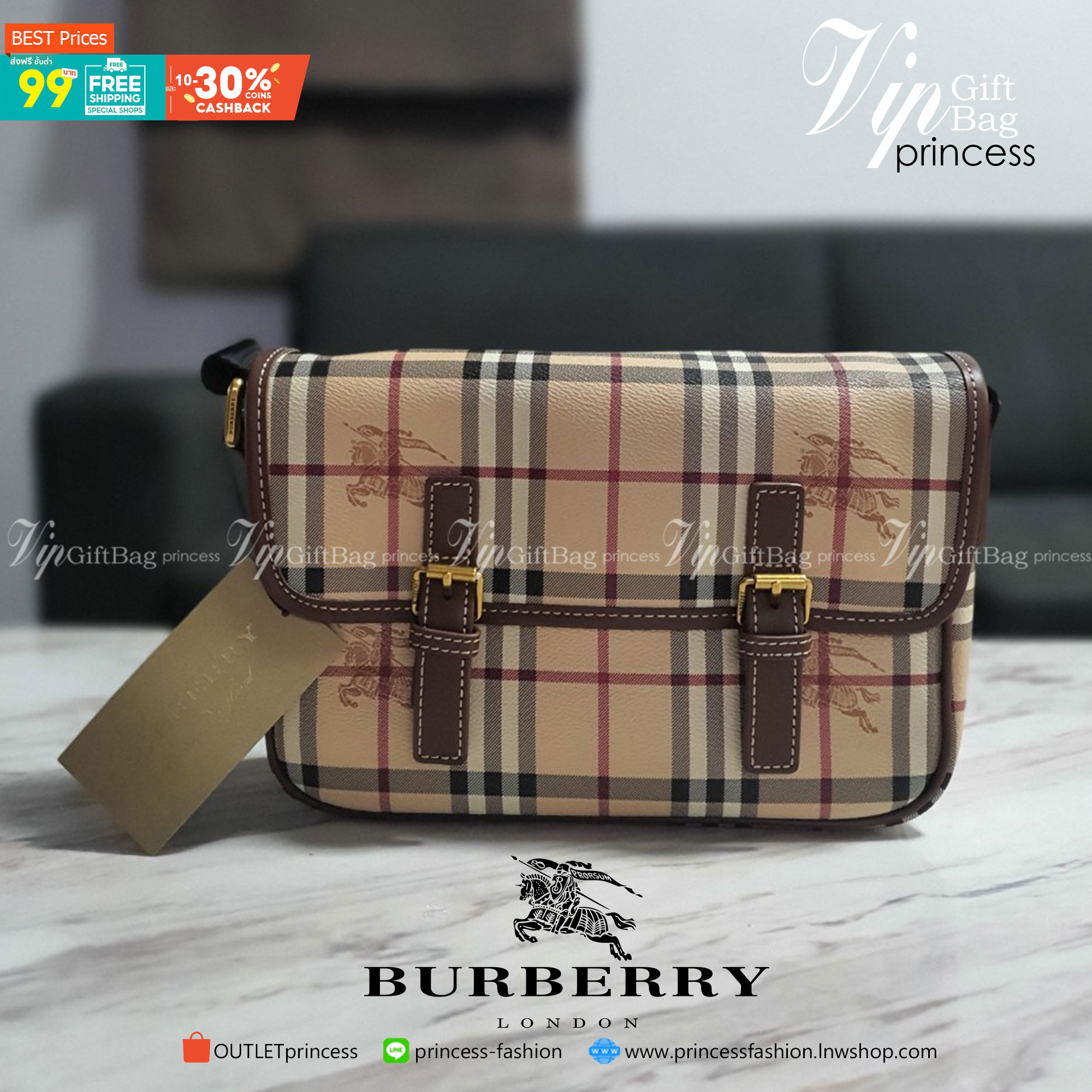 BURBERRY MESSENGER VINTAGE BAG VIP GIFT WITH PURCHASE (GWP) พรีเมี่ยมกิ๊ฟ Limited Edition จาก BURBERRY วัสดุหนังทั้งใบลายวินเทจ ตกแต่งคาดเข็มขัดด้านหน้า เปิดปิดด้วยกระดุมแม่เหล็ก ภายในมีช่องใส่ของโล่งกว้าง สามารถใส่มือถือ ipad mini ของจุกจิกได้ อะไหล่แบรน