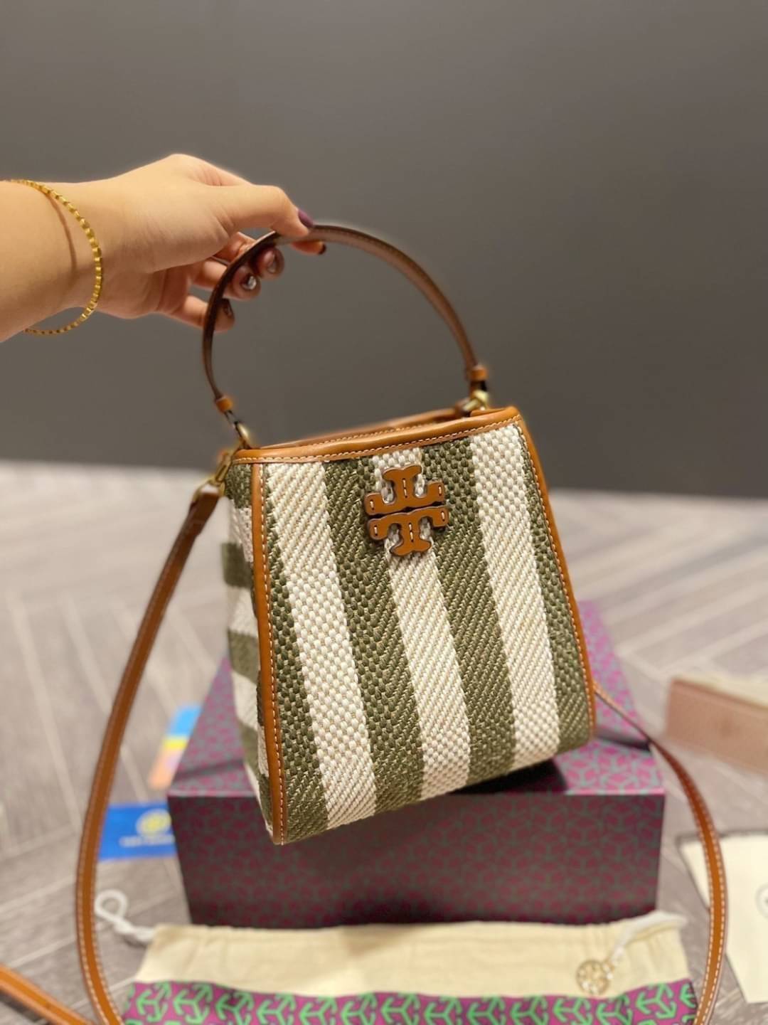 Tory Burch Logo-Plaque Striped Tote Bag - Green / Tory Burch Bucket Bag คอลเลคชั่นใหม่ รูปแบบคลาสสิคโทนเขียว ด้วยวัสดุธรรมชาติสังเคราะห์ พกพาความสวยไปได้ทุกที่ด้วยกระเป๋าทรง Bucket ทันสมัยสุดๆคะ
