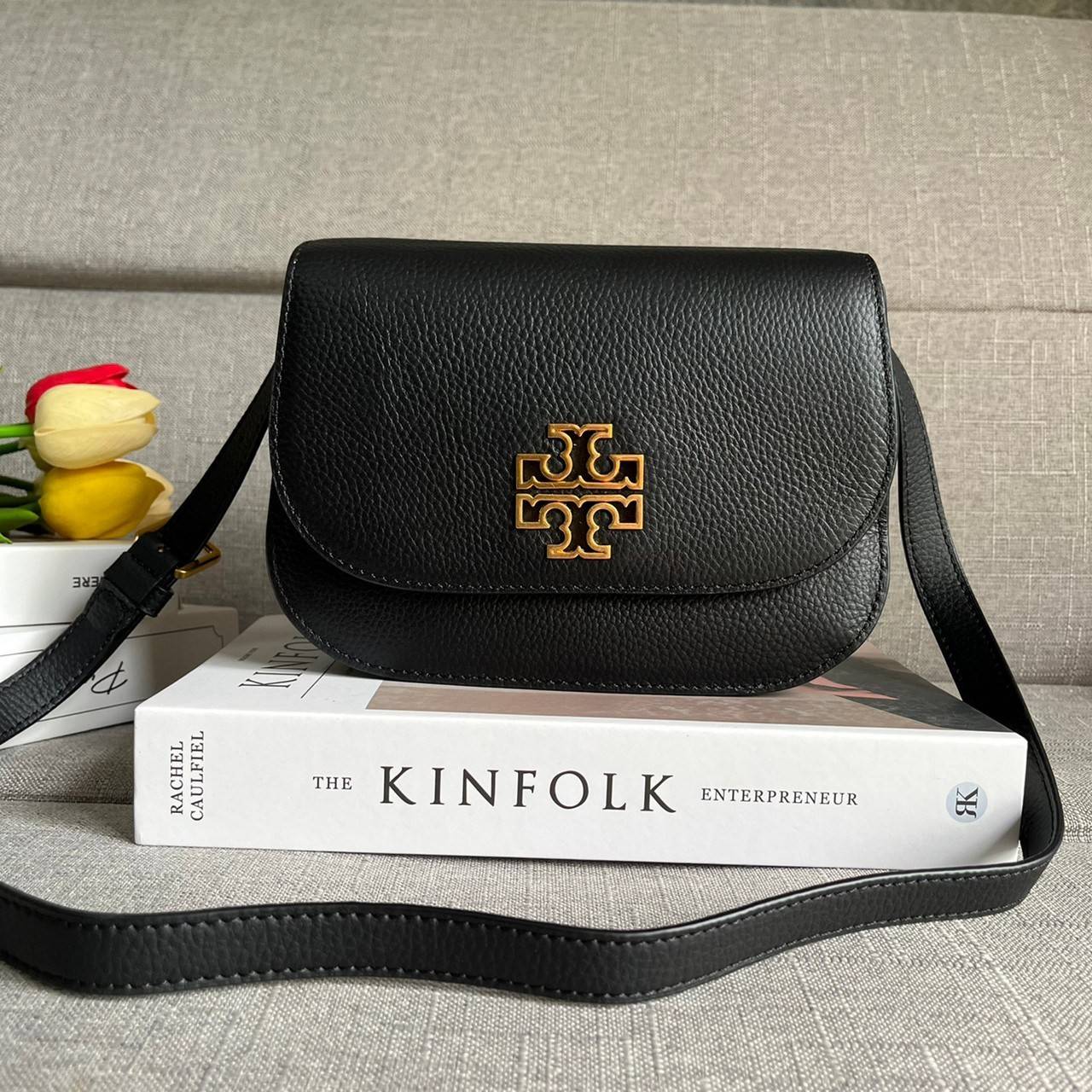 TORY BURCH BRLTTEN SMALL SADDLE BAG / Tory Burch Britten Flap Shoulder Bag กระเป๋าสะพายข้าง วัสดุหนังแกะแท้ ด้านหน้าประดับโลโก้แบรนด์ เปิด-ปิดกระเป๋าแบบกระดุมแป็กแม่เหล็กแน่นหนา ภายในมีช่องหลัก ใส่กระเป๋าเงินใบกลาง มือถือได้ทุกรุ่น มีช่องแยกใส่ของจุกจิกอี