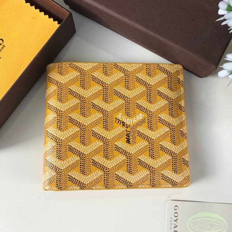 VIP GIFT 】GOYARD Victoire Bifold Wallet กระเป๋าสตางค์ผู้ชายใบสั้น พร้อมส่ง 6 สี พร้อมกล่องสวยหรูน่าใช้มากค่ะ อีกรุ่นที่ยอดขายไม่เคยตก 🤑🤑 ใบจริงดูผู้ดี ดูแพง!! ภายในมีช่องใส่บัตรได้เยอะ ใส่ธนบัตรได้ทุกใบ ห้ามพลาดจร้าา!! ((รุ่นเดินด้ายโทนสีเ