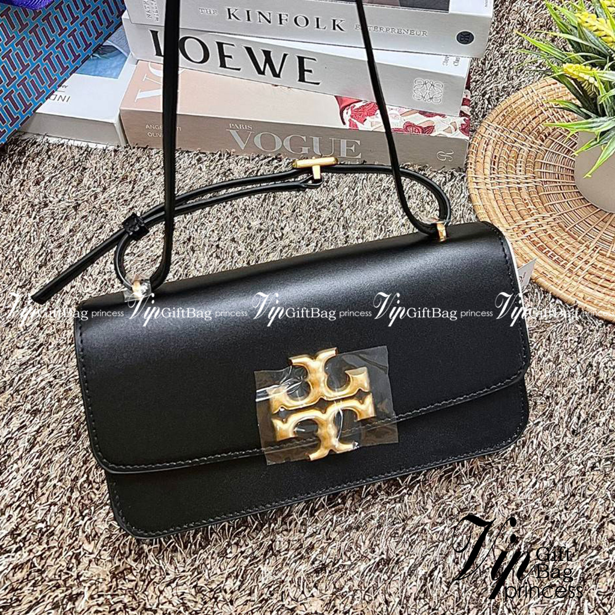 TORY BURCH ELEANOR CONVERTIBLE SHOULDER BAG ((89644)) รุ่นใหม่ สวยตามคนดังเซเลบกันเลยค่า! พร้อมส่ง ห้ามพลาดก่อนหมด ต้องมีติดตัวสักใบค่า กระเป๋าหิ้ว//คล้องไหล่ หรือสะพายข้างได้ หนังแท้เรียบ ผิวลื่น หรูมากๆสำหรับรุ่นนี้ เปิด-ปิดกระเป๋าแบบแม่เหล็กโลโก้แบรนด์