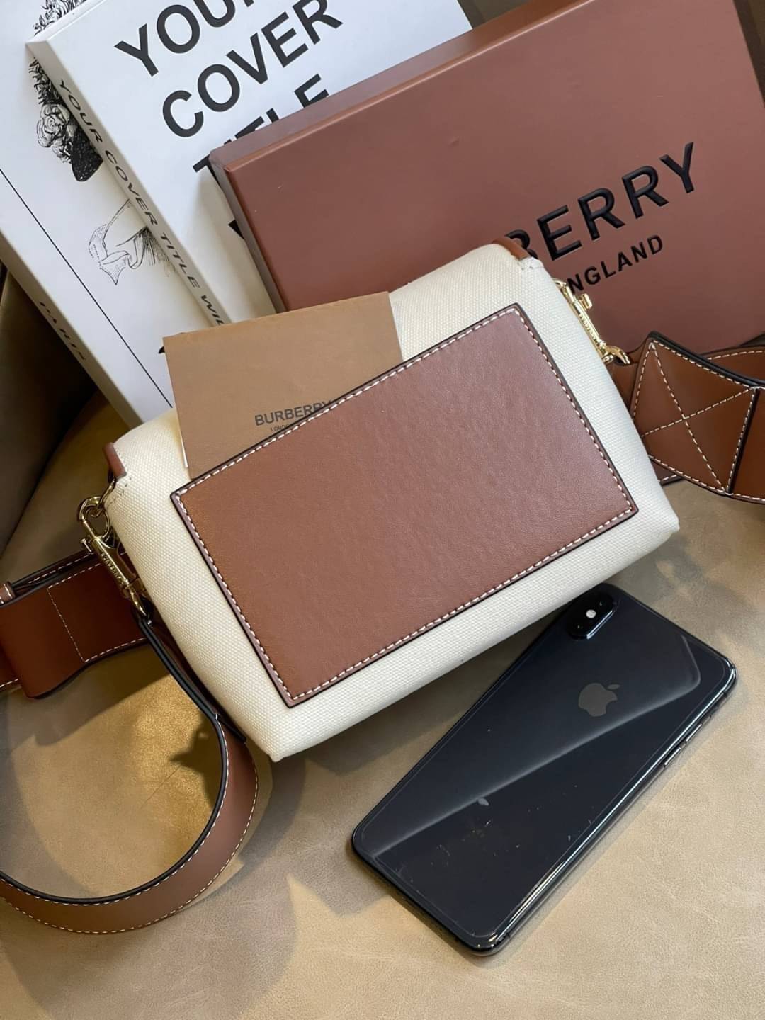 Burberry Small Horseferry Print Cotton Canvas Crossbody Bag เป็นกระเป๋าสะพายที่ดูทันสมัย สายหนังสปอร์ต ในส่วนของโลโก้มาในรูปแบบของการพิมพ์ลายไปบนกระเป๋า ทำให้ดูโมเดิร์นยิ่งขึ้น วัสดุหลักที่ใช้ในการผลิตกระเป๋ารุ่นนี้คือ ผ้าแคนวาสและหนัง โดยผ้าแคนวาสดูเหมือ