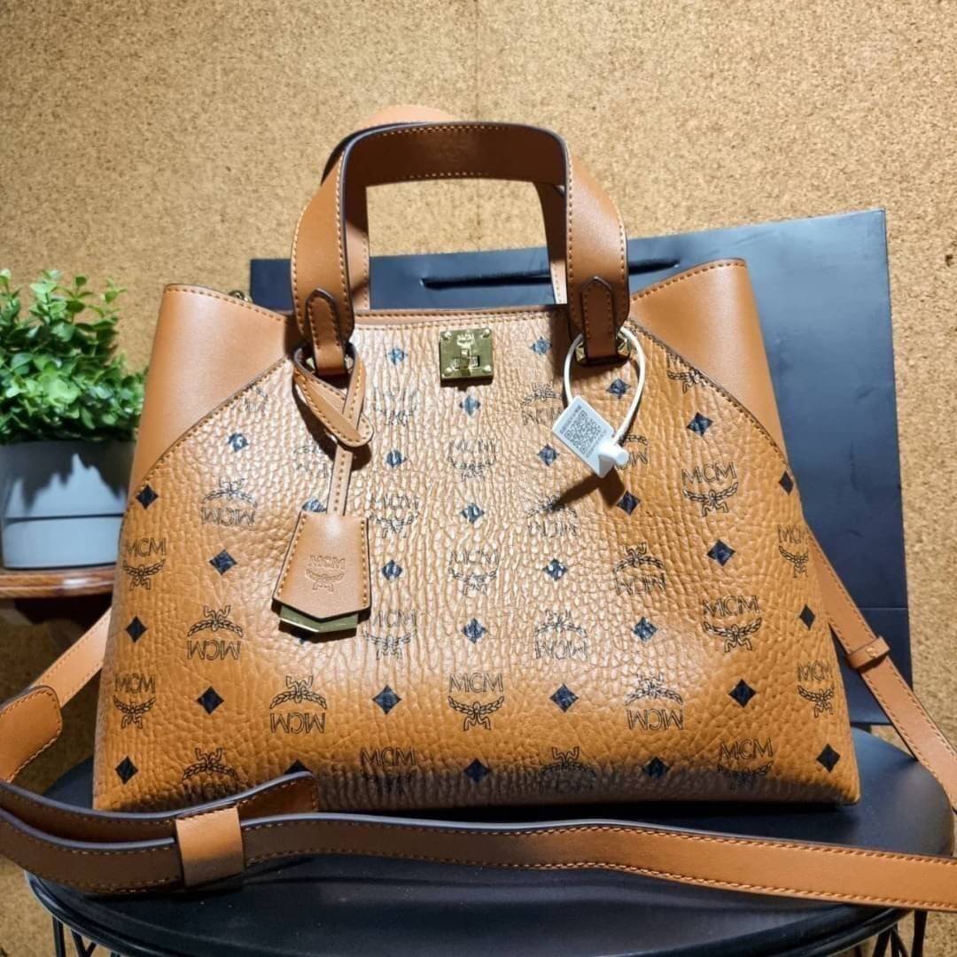 M.C.M ESSENTIAL TOTE IN VISETOS ความจุใจมาพร้อมเสิร์ฟแล้วจ้า ใครที่มองหากระเป๋าทรงโท้ทจุๆ ต้องใบนี้เลย!! กระเป๋าสะพายไหล่/ข้าง ดีไซน์ทรงสวยน่าใช้ วัสดุหนังแคนวาสสลับหนังแท้ ปากกระเป๋ามีตัวบิดล็อคแน่นหนากันของหล่นออกจากกระเป๋า ภายในโล่งกว้าง แบ่งสัดส่วนอย่