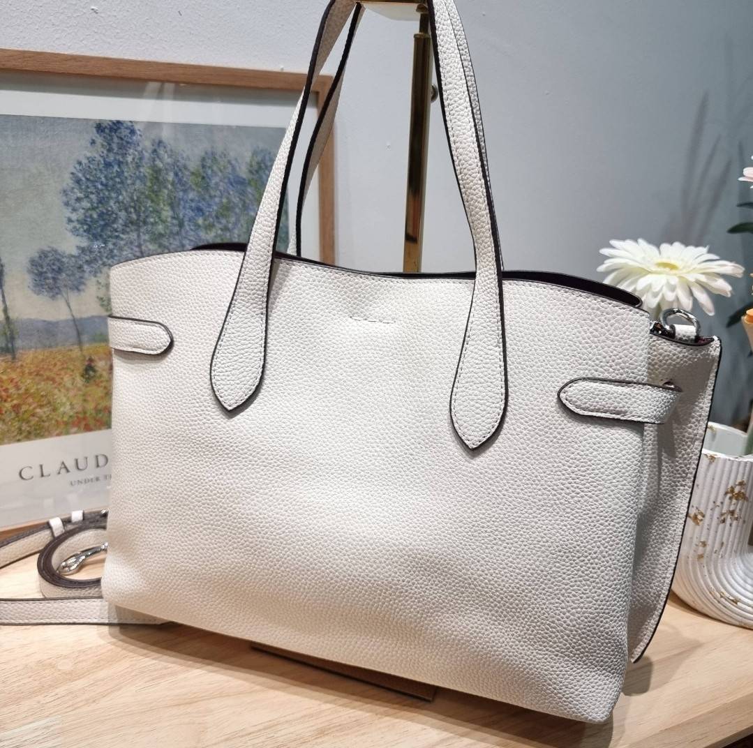 COACH HANNA CARRYALL IN SIGNATURE CANVAS / CH187 / CH195 / CH542 น้องใหม่ เรียบหรู ดูแพง กับกระเป๋าถือ/สะพายทรงสวย คงความคลาสสิค ดีไซน์ตกแต่งสายคาดจับจีบข้างกระเป๋าเพิ่มดีเทล มาพร้อมหูจับในตัว