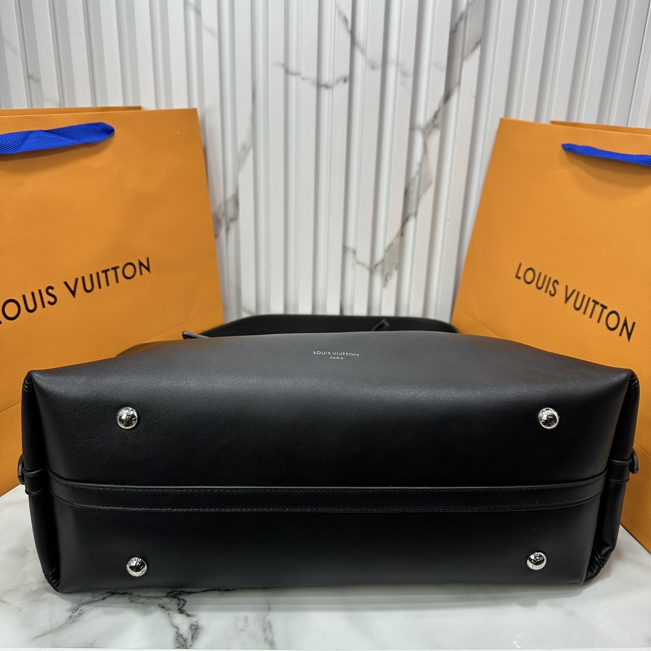 ORI | LV x TM CarryAll Vibe Bag Murakami ใหม่ล่าสุด กระเป๋าสะพายทรงสวย ดีไซน์เรียบง่ายคลาสสิค หรู ดูผู้ดี มาพร้อมใบลูกแต่งแต้มดีเทลเปี่ยมชีวิตชีวา