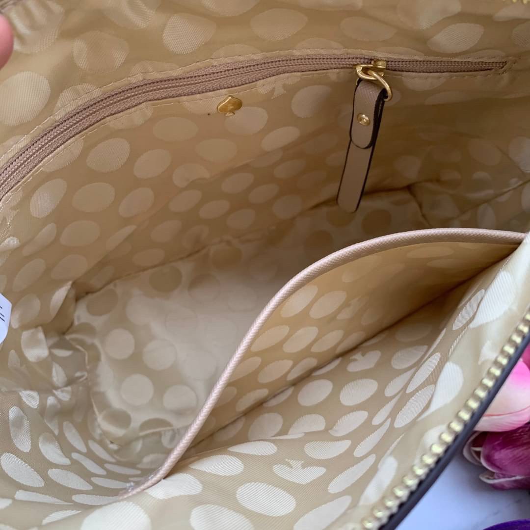 ของแท้ 💯% Kate Spade New York Cross Body Bag กระเป๋าถือหรือสะพาย หนัง Saffiano ภายในมีช่องซิปและช่องเล็ก มีหมุดรองฐานกันรอย 4 มุม อะไหล่ทองทั้งใบ ขนาดกำลังดี ใส่กระเป๋าสตางค์ยาวได้ค่ะ