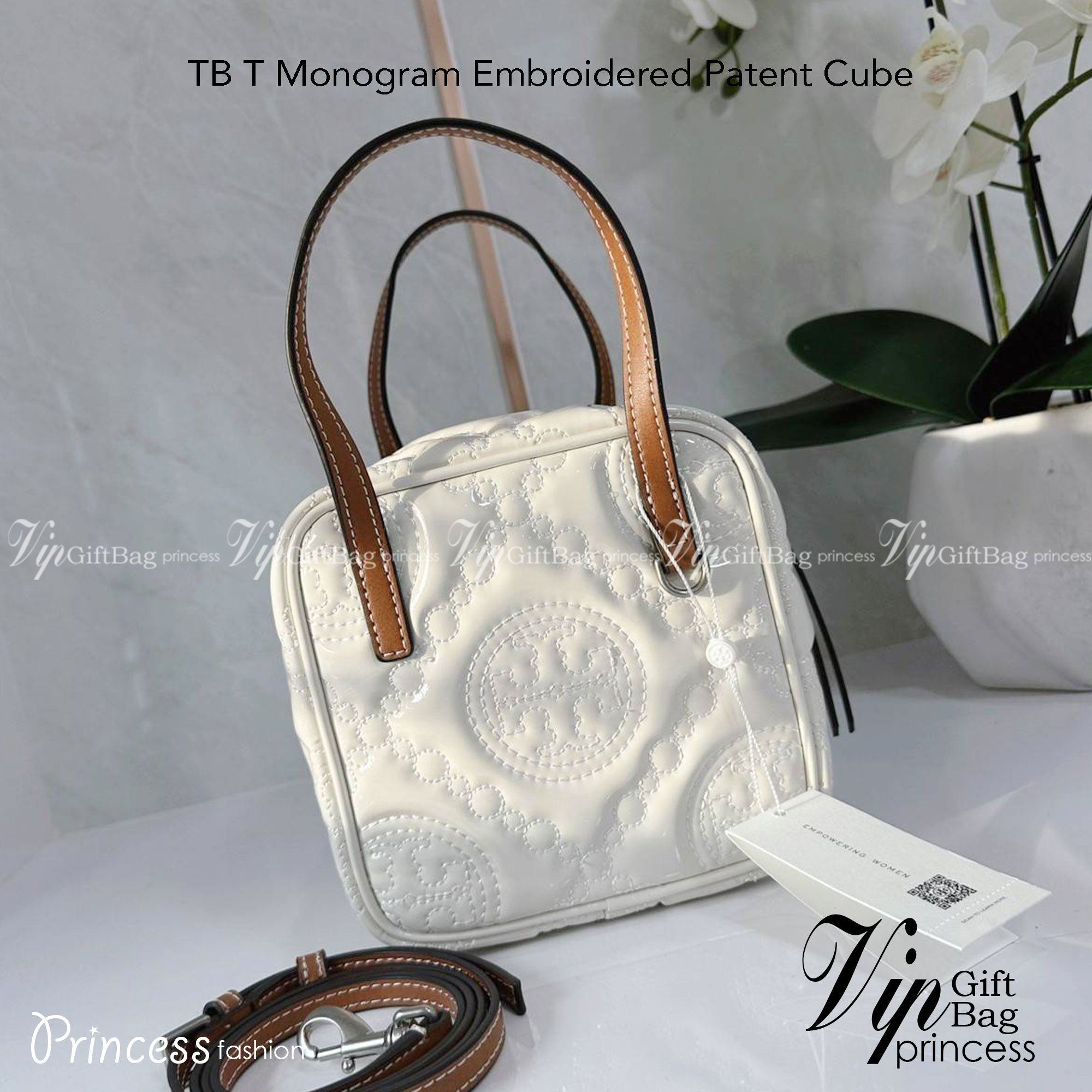 Tory Burch T Monogram Embroidered Patent Cube คอลเลคชั่นใหม่ รุ่นลิมิเต็ดรูปทรงใหม่ T Monogram สุดcube วัสดุหนังแท้ เปิด-ปิดด้วยซิป ภายในกว้าง มีช่องแยก 1 ช่อง สามารถใส่โทรศัพท์มือถือได้ทุกรุ่น สามารถถือหิ้วหรือสะพายได้ สายสามารถถอดและปรับระดับได้คะ