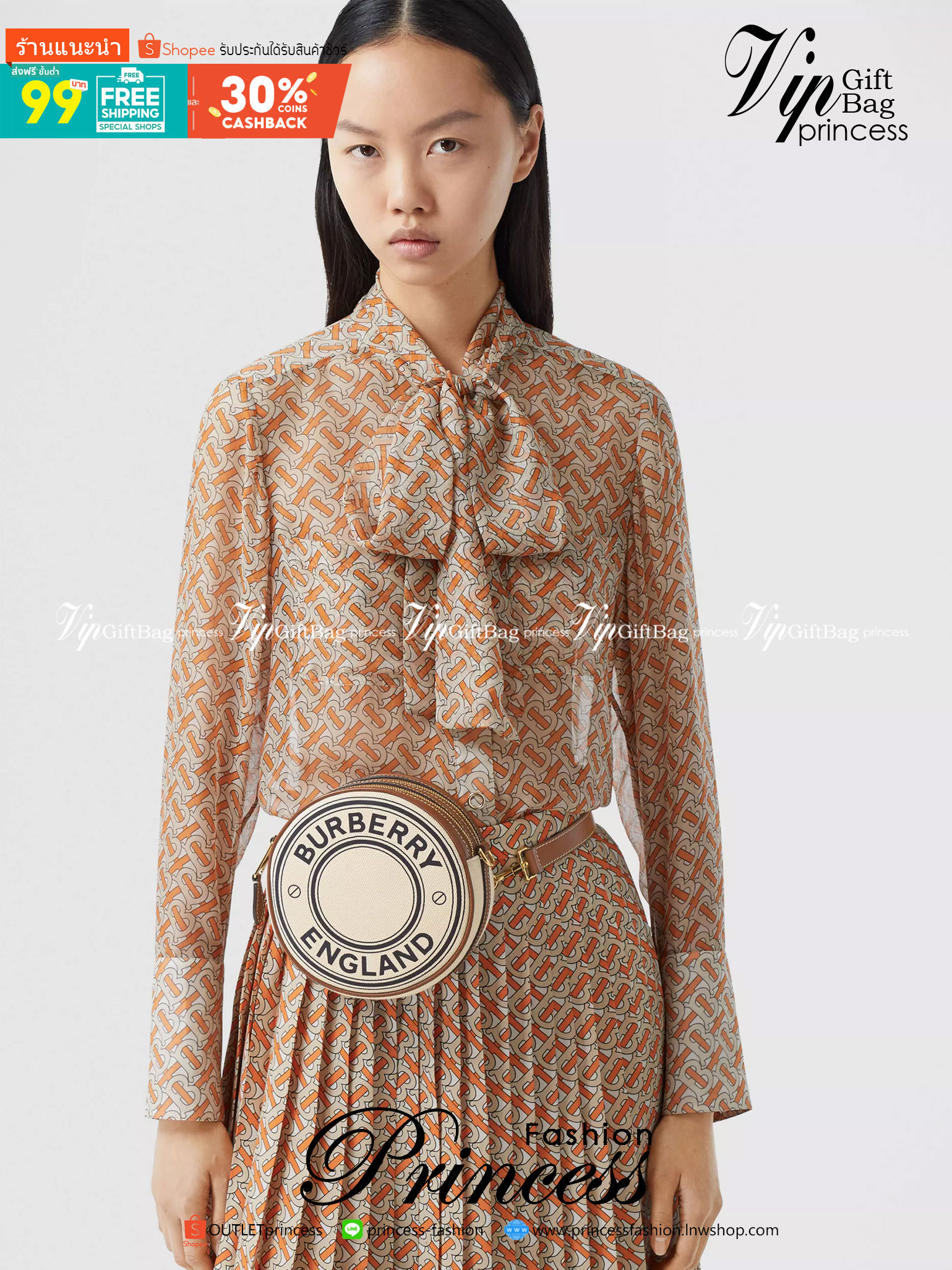 VIP 🥂 Burberry Logo Graphic Canvas And Leather Louise Bag / Burberry Fragrances Crossbody Bag กระเป๋าสะพายทรงกลม ผ้าแคนวาสตัดขอบหนังหน้าโลโก้แบรนด์ พร้อมสายยาวครอสบอดี้ได้ เปิด-ปิด ด้วยซิป ภายในโล่ง ใส่ Iphone + ได้ สายยาวถอดสายได้ ปรับระดับได้ จะ