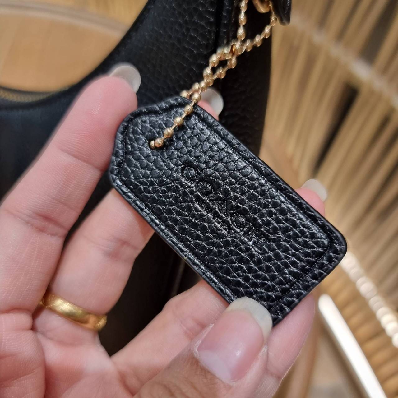 COACH C4108 BAILEY HOBO WITH WHIPSTITCH BEST SELLER ต้องมา!! กระเป๋าทรงโฮโบ ดีไซน์หรูหรา แมชท์ง่ายกับทุกไลฟ์สไตล์ วัสดุหนัง pepble หนังนิ่มสวย เปิด-ปิดด้วยซิปรูดใช้งานง่าย ภายในโล่งกว้าง สายคล้องสะพายไหล่ มีดีเทลน่ารักน่าใช้ ใช้งานสะดวกและง่ายต่อการใช้ชีว