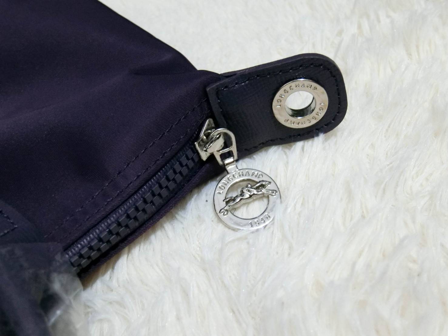 Longchamp Size S สินค้าใหม่ ของแท้!! เป็นล็อตผลิตเกินออเดอร์จากโรงงาน มาพร้อมการ์ด/ถุงผ้าแบรนด์/ถุงกระดาษแบรนด์ Size S: 25 x H. 23 x 16 cm. Color: Milberry 645 (ม่วง)