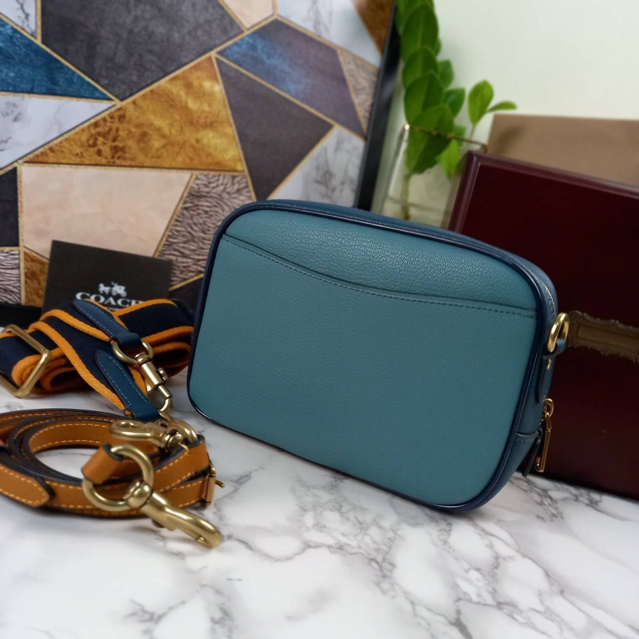 OUTLET 】COACH Camera Bag In Colorblock With Coach Patch (COACH F79278) 🍁หายากมากๆแล้วรุ่นนี้**จะถือ หรือสะพาย ได้ตามใจสั่ง //วัสดุหนังแท้เต็มใบ คุณภาพหนังดีมากๆ ปักโลโกตัวC ด้านหน้า ดูดีแบบไม่ซ้ำใคร //มาพร้อมสายสะพาย 2 สาย >>สายหนัง และสายสป