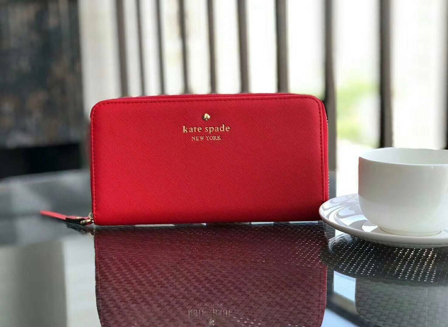 KATE SPADE LONG WALLET กระเป๋าสตางค์ใบยาวรุ่นใหม่ล่าสุดหนัง Saffiano สไตล์ PRADA สวยน่าใช้ ภายในมีช่องซิป1ช่อง และช่องใส่บัตรหลายช่อง ใส่เหรียญ บัตรได้เยอะ ตัวจริงสวยน่าใช้มากค่ะ