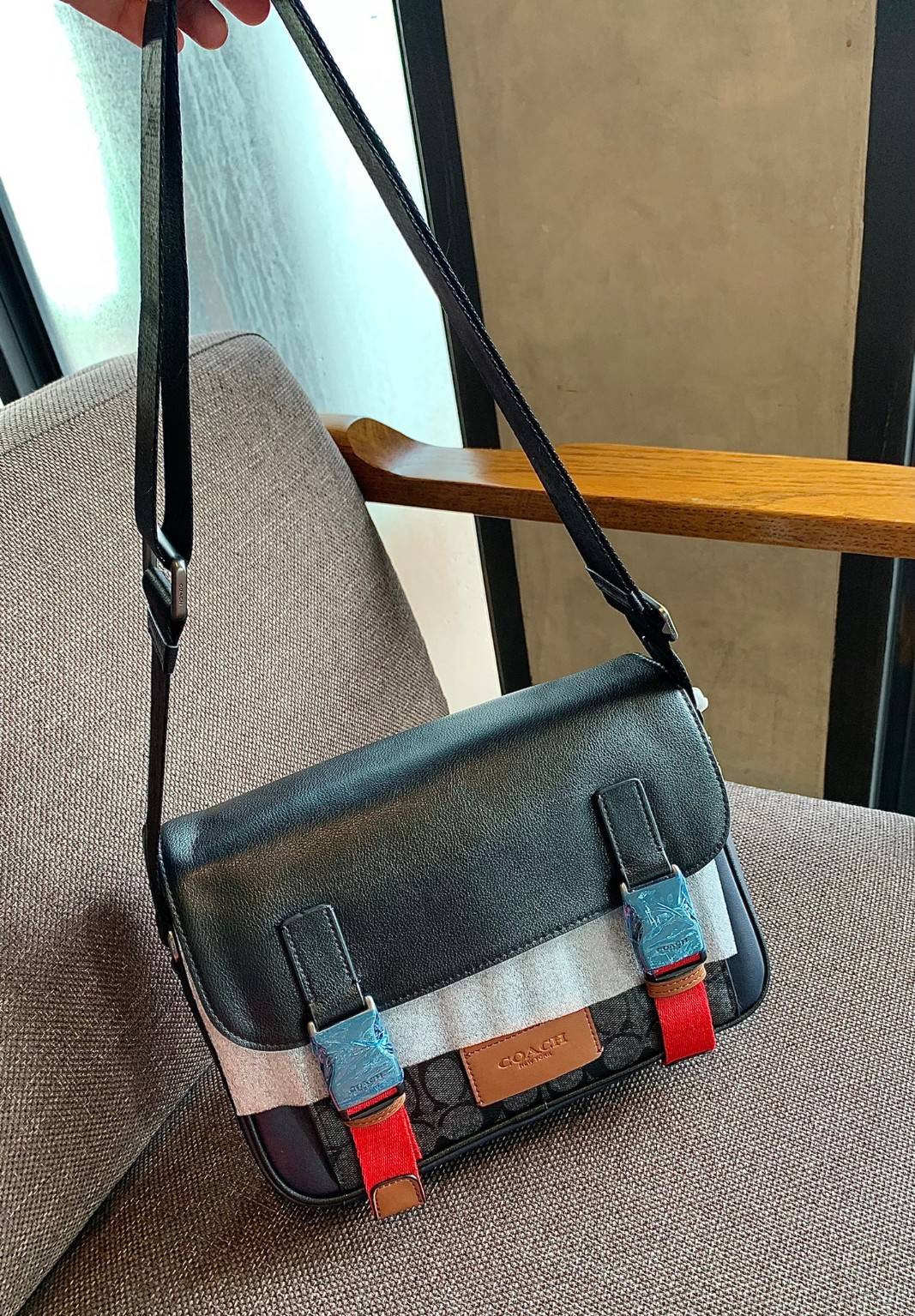 ไม่มีถือว่าพลาดมากๆ สำหรับรุ่นนี้ ใหม่เอี๋ยมเลยค่าา😘 COACH TRACK CROSSBODY IN COLORBLOCK ((4141//4021)) พร้อมส่งที่ไทย ใหม่ล่าสุดค่ะ! กระเป๋าสะพายครอสบอดี้ร์หรือสะพายข้าง หนังแท้ชั้นดีที่สุด หนังนิ่มสวยมากๆค่ะ ด้านหน้าเย็บป้ายหนังโลโก้แบรนด์ เปิดป