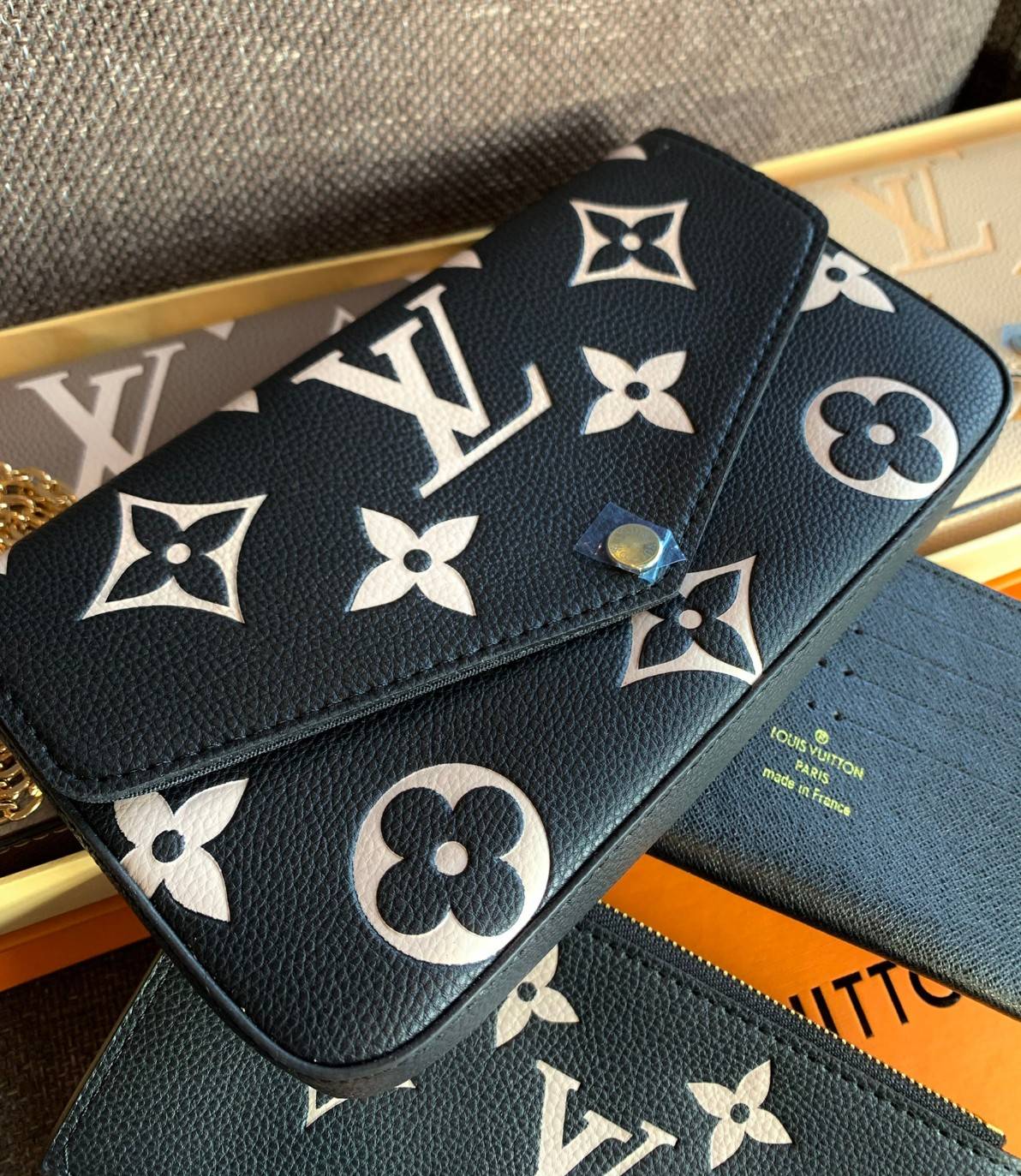VIP 】Louis Vuitton Pochette Felicie ใบจริงหนังสวยมากๆค่า! ✔️กระเป๋าแบบคลัท มีสายสะพายโซ่มาให้ด้วยค่ะ ✔️หนังแกะสังเคราะห์อย่างดี ลายหนังสวย ปั้มลายแบรนด์ทั้งใบ ✔️รุ่นนี้มาพร้อมกระเป๋าเล็ก สำหรับใส่บัตรได้1ใบ//ใส่ธนบัตรแบบมีซิปรูดอีก1ใบ