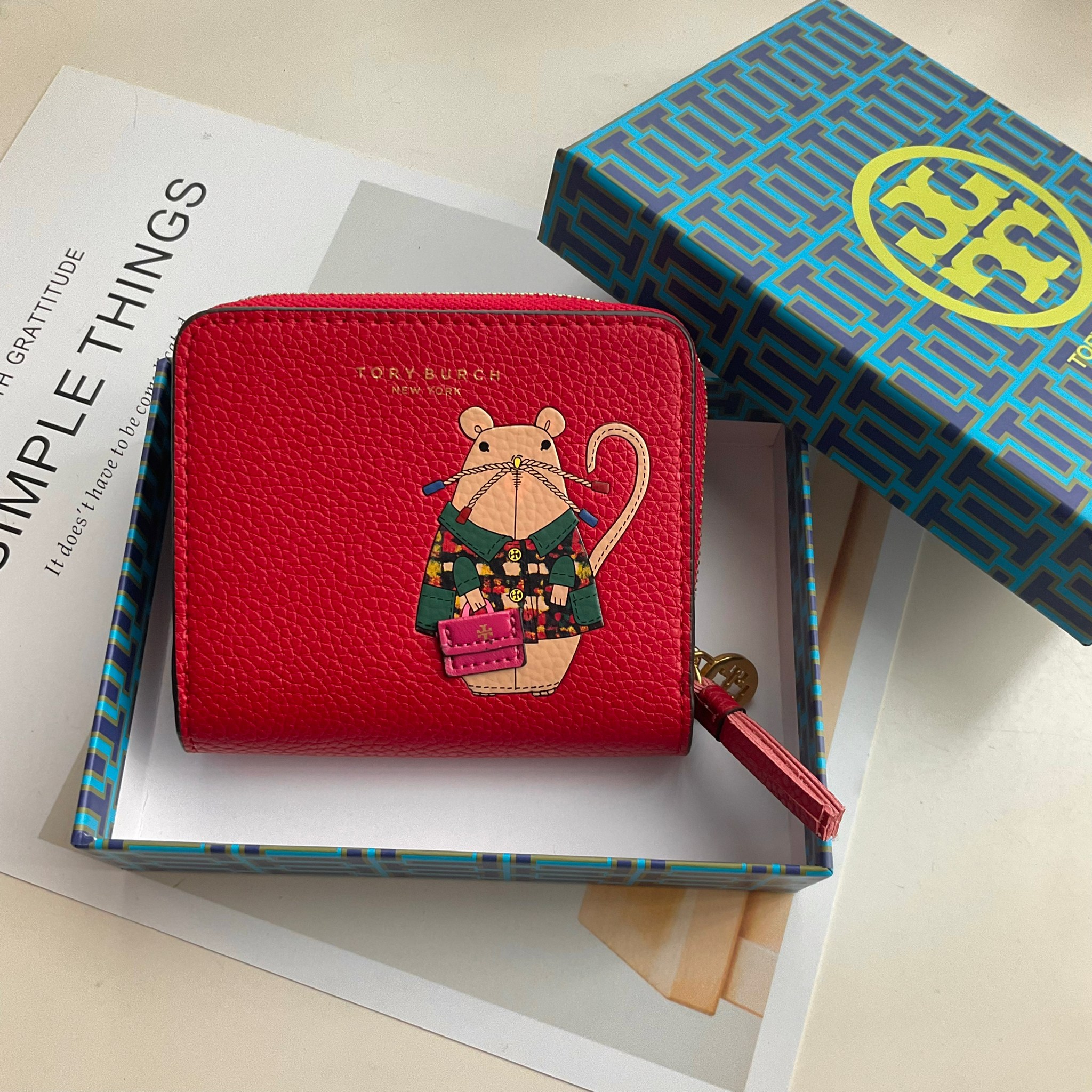 TORY BURCH LEATHER SMALL WALLET คอลเลคชั่นปีชวดจาก Tory มาในแบบกระเป๋าสตางค์ทรงสั้น เปิดใช้งาน2ด้าน มีทั้งด้านช่องซิปใส่เหรียญ และอีกด้านที่ใส่การ์ดได้มากถึง8ใบ มีช่องใส่ธนบัตร ภายในแต่งสี multi-color ดูมีสีสัน วัสดุ Simulation leather นิ่มสบายมือมีความเป