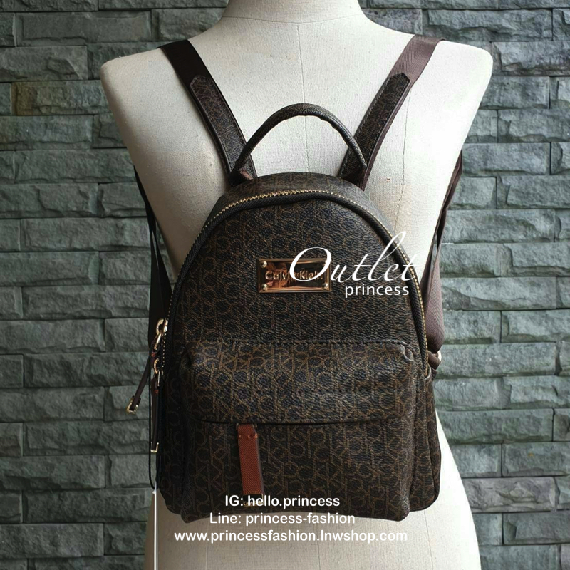 Calvin Klein Monogram mini backpack กระเป๋าสะพายเป้รุ่นใหม่ชนช้อป รุ่นยอดนิยม วัสดุ Saffiano PVC คุณภาพดี นิ่ม น้ำหนักเบา ด้านหน้าประดับด้วยโลโก้แบรนด์สุดหรู กระเป๋าโลโก้แบรนด์รอบใบ เปิดปิดกระเป๋าด้วยซิปสะดวกใช้ ที่จับหัวซิปปั้มแบรนด์ มีช่องซิปด้านหน้ากระ